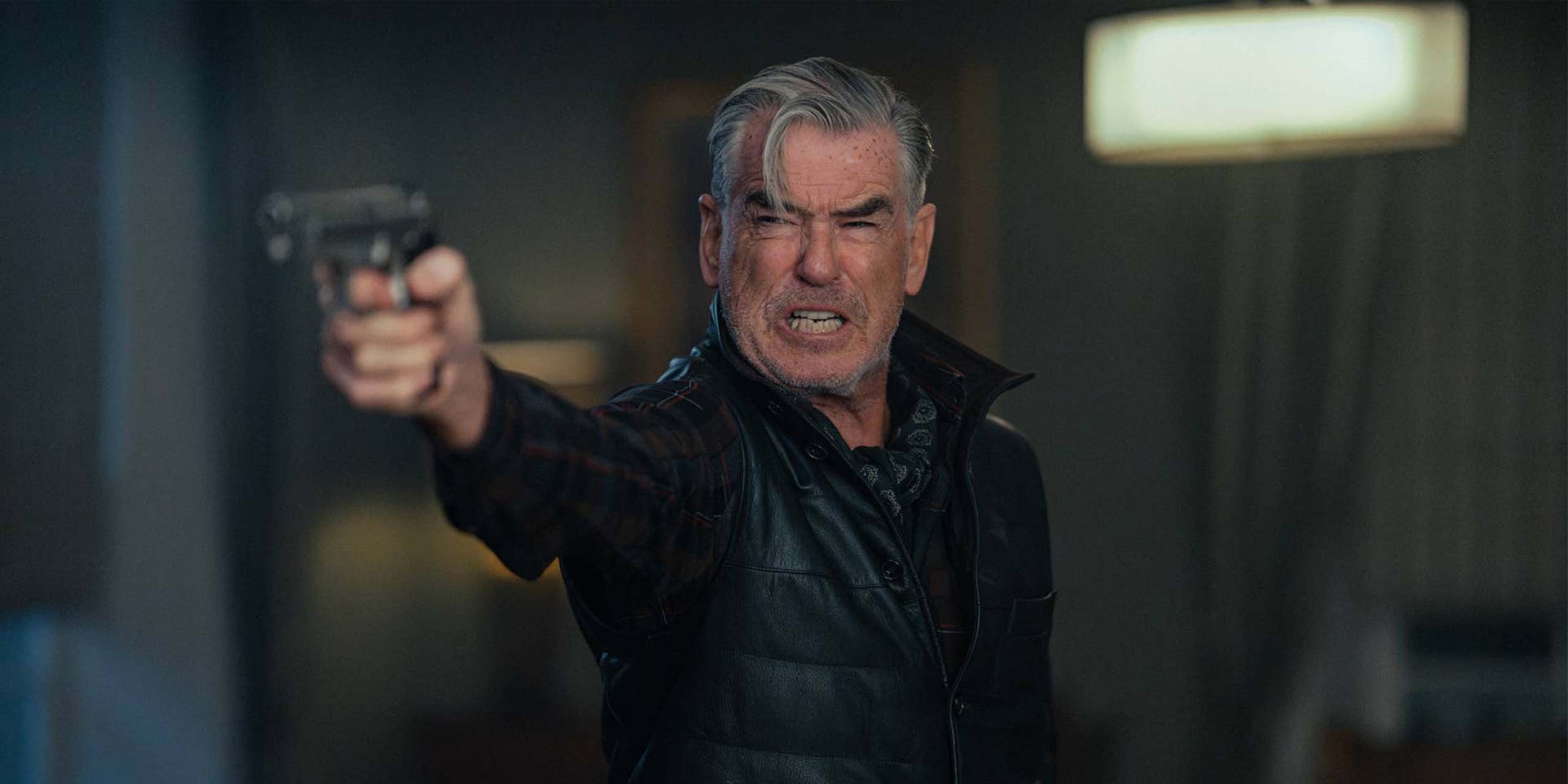 Conrad Harrigan (Pierce Brosnan) pointe son arme dans la saison 2 de MobLand.