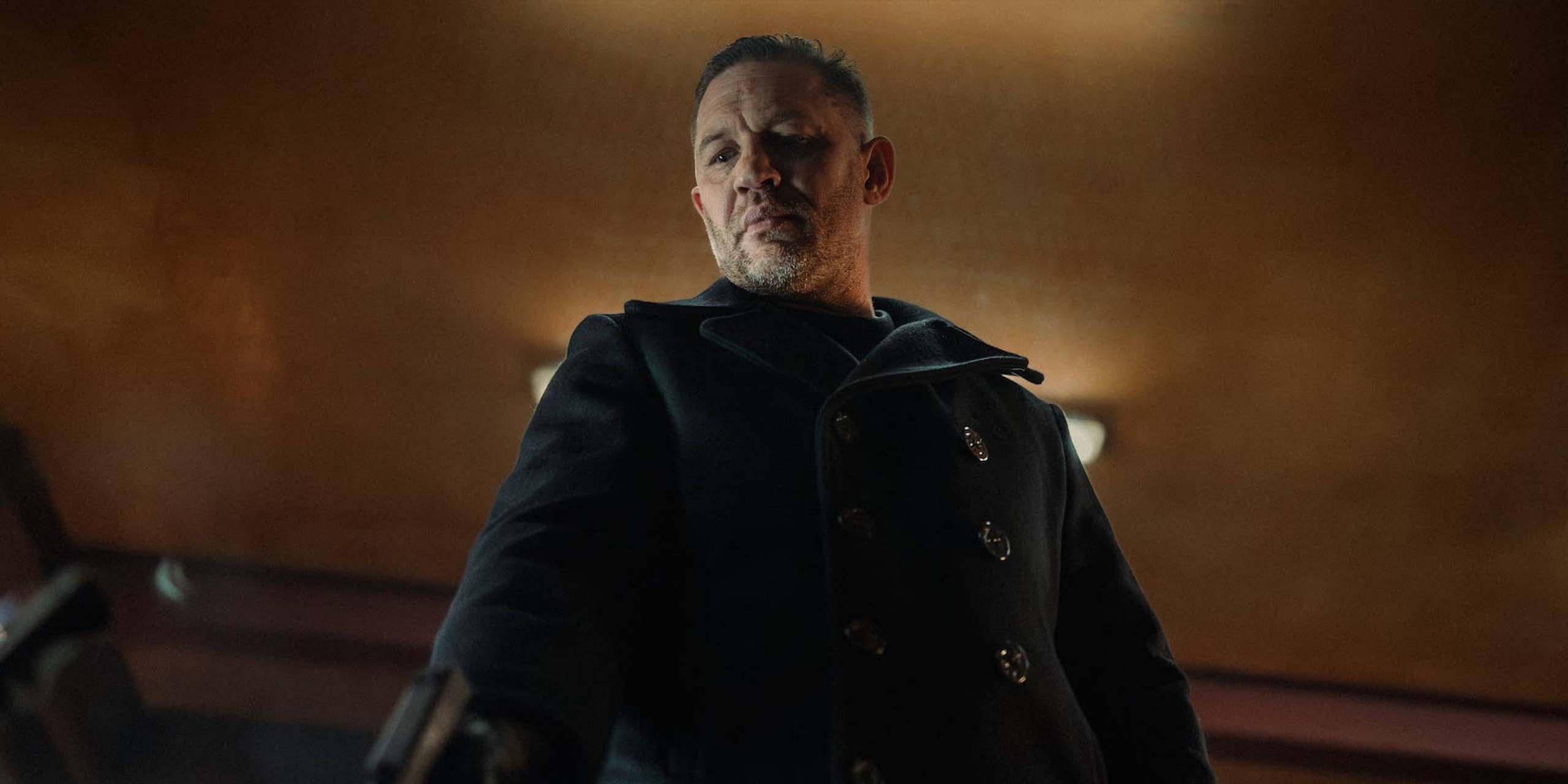 Harry Da Souza (Tom Hardy) pointe son revolver dans la saison 2 de MobLand.