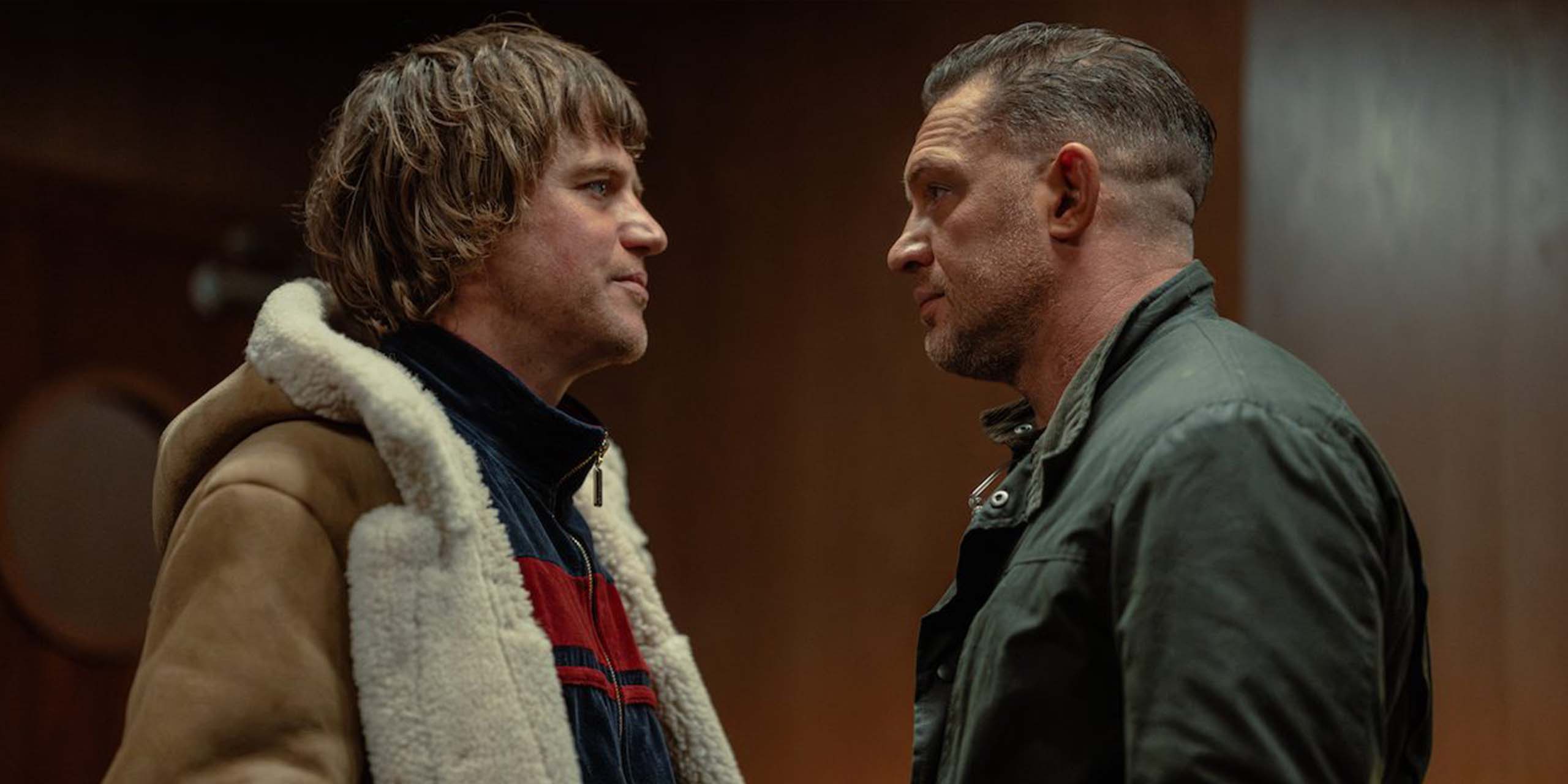 Frankie Cooper (Johnny Flynn) face à Harry Da Souza (Tom Hardy) dans la saison 2 de MobLand.