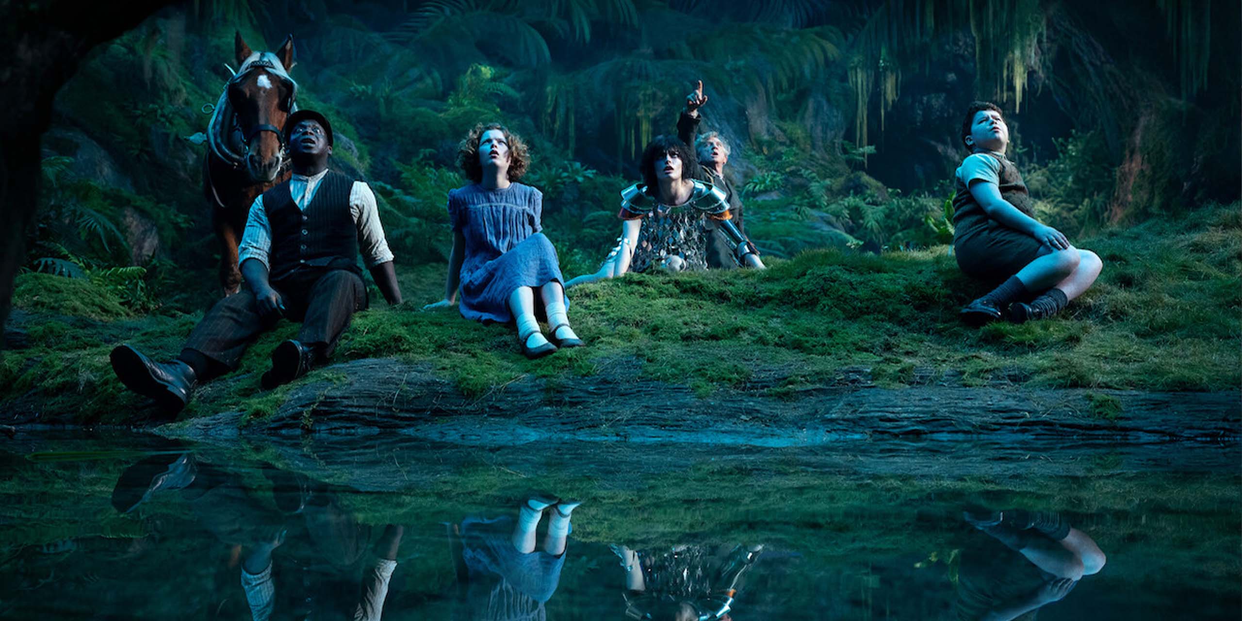 Frank, Polly, Jadis, l'oncle Andrew et Digory, accompagnés du cheval Strawberry, découvrent un monde mystérieux au bord d'un étang dans Narnia : Le Neveu du magicien.