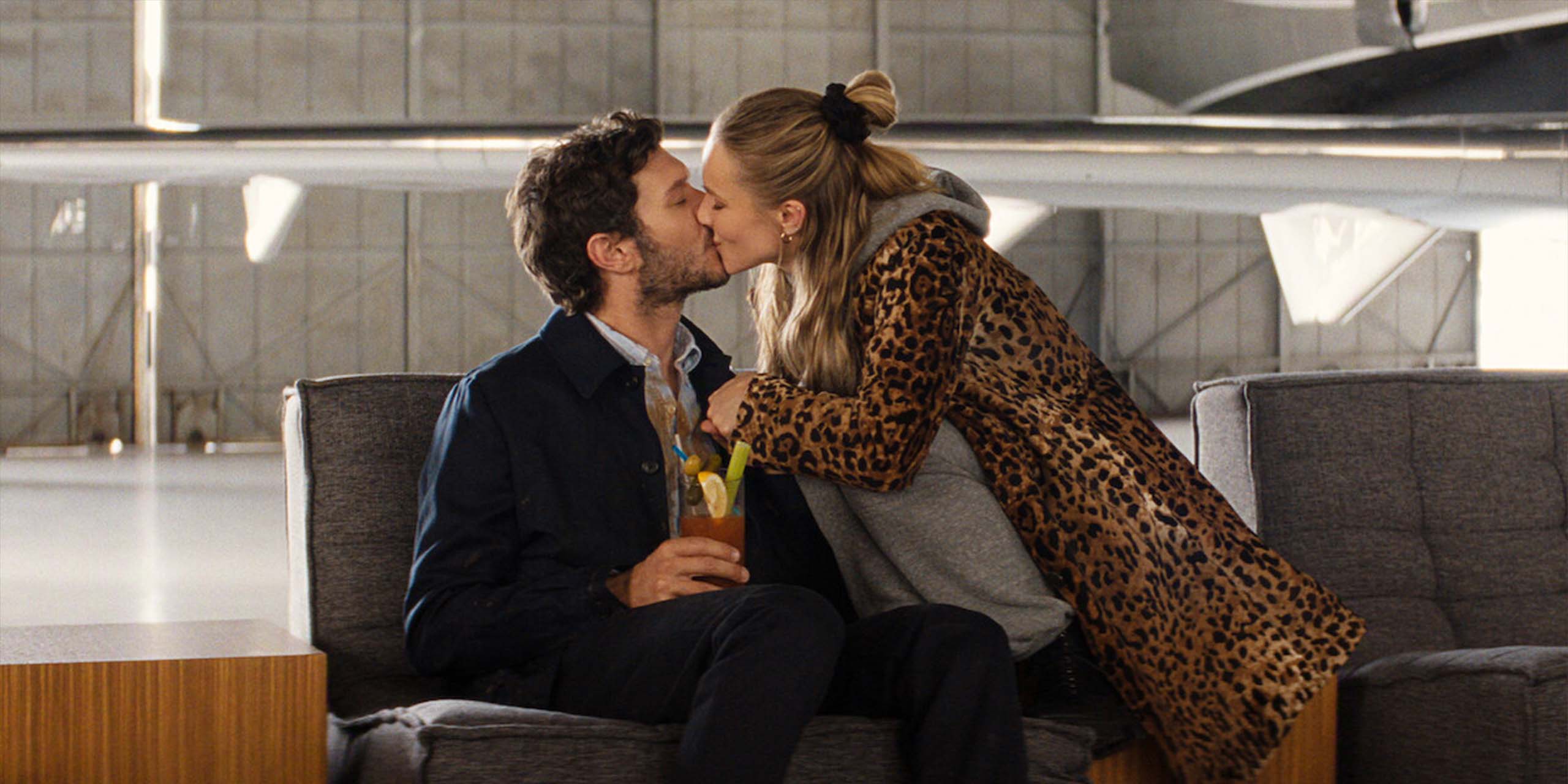 Noah (Adam Brody) et Joanne (Kristen Bell) s'enlacent s'embrassent dans la saison 3 de Nobody Want This.
