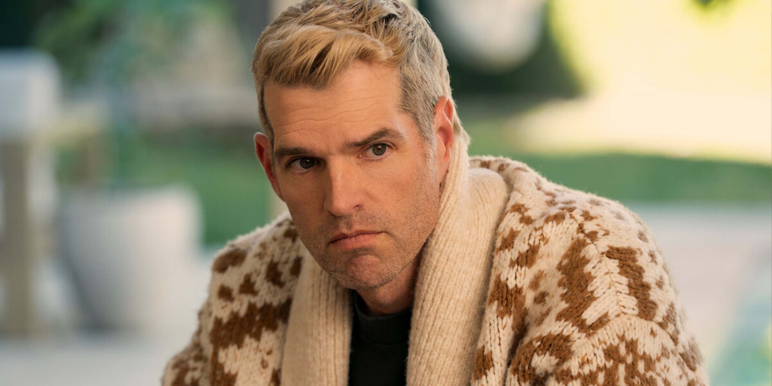 Sasha (Timothy Simons) dans la saison 3 de Nobody Want This.