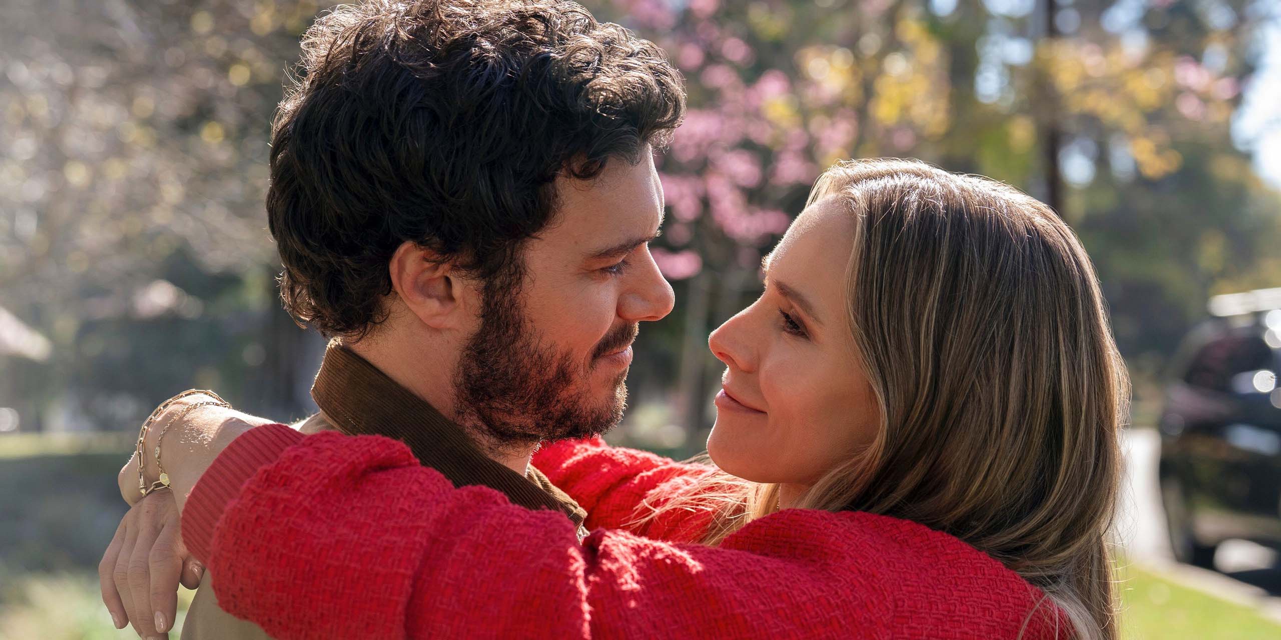 Noah (Adam Brody) et Joanne (Kristen Bell) s'enlacent dans Nobody Want This.
