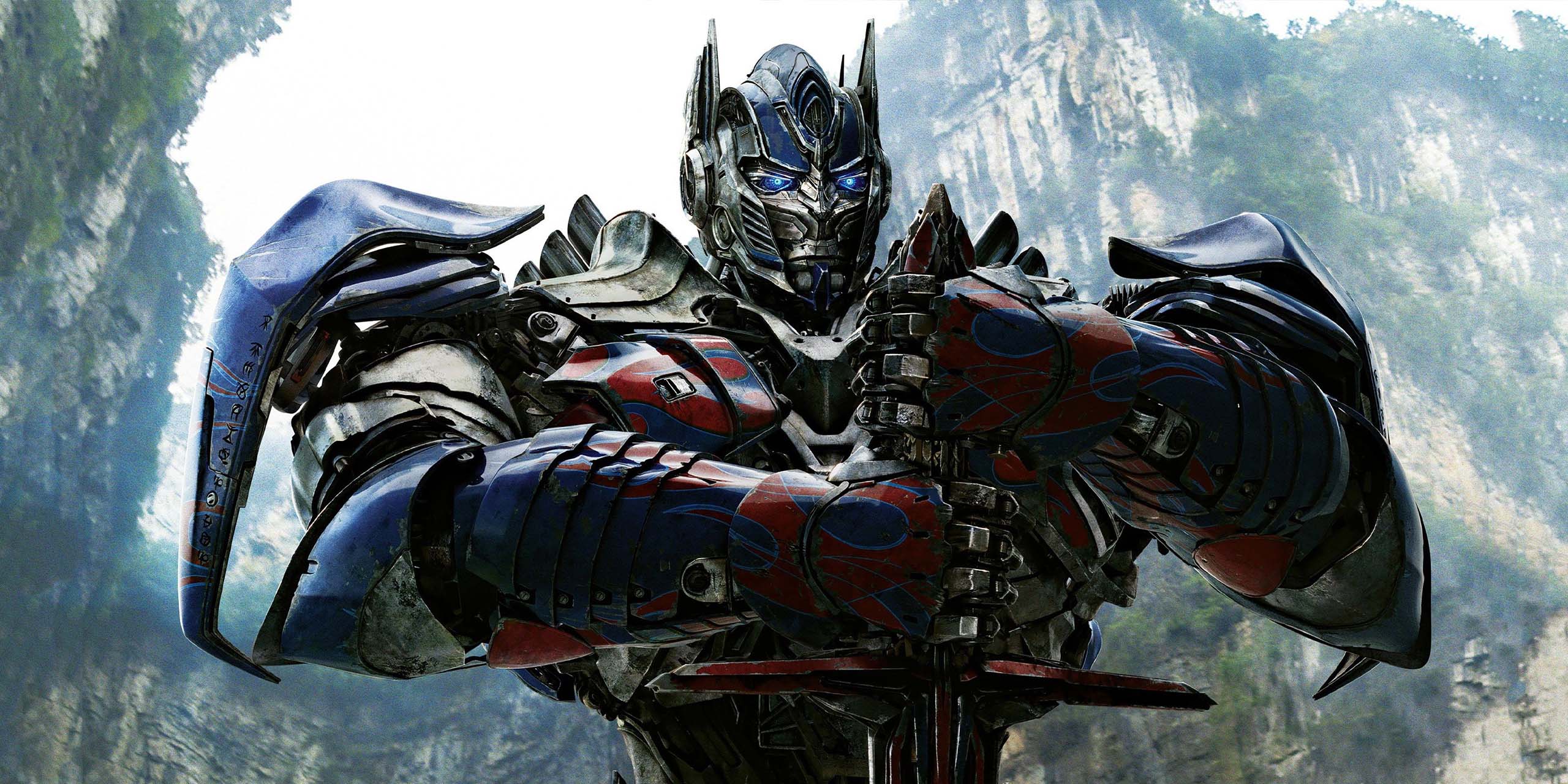 Optimus Prime tenant son épée dans Transformers: The Last Knight.