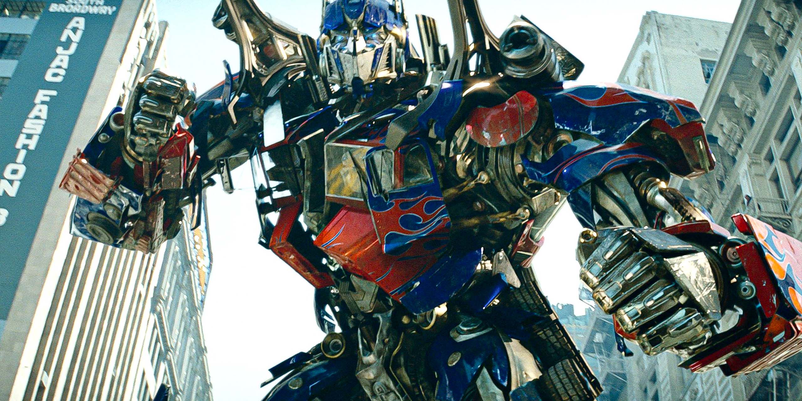 Optimus Prime passe à l'attaque dans le film Transformers.