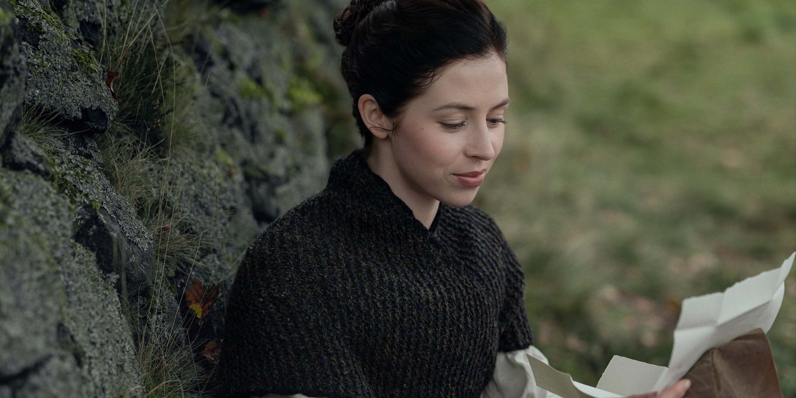 Julia Moriston Beauchamp (Hermione Corfield) lisant une lettre dans la saison 2 de Outlander: Blood of my Blood.