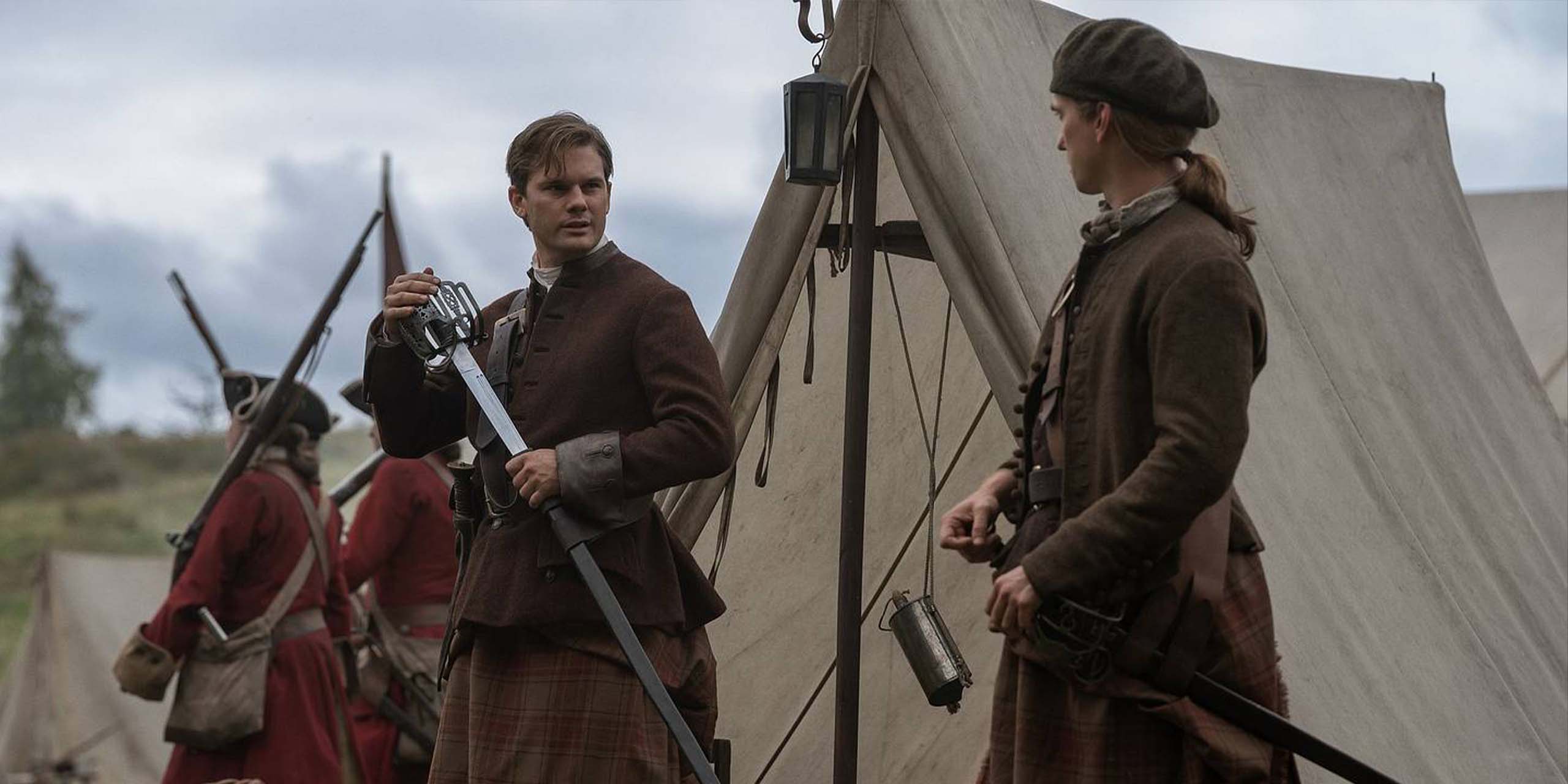 Jeremy Irvine (Henry Beauchamp) et Terence Rae (Arch Bug) dans la saison 2 d'Outlander : Blood of My Blood.