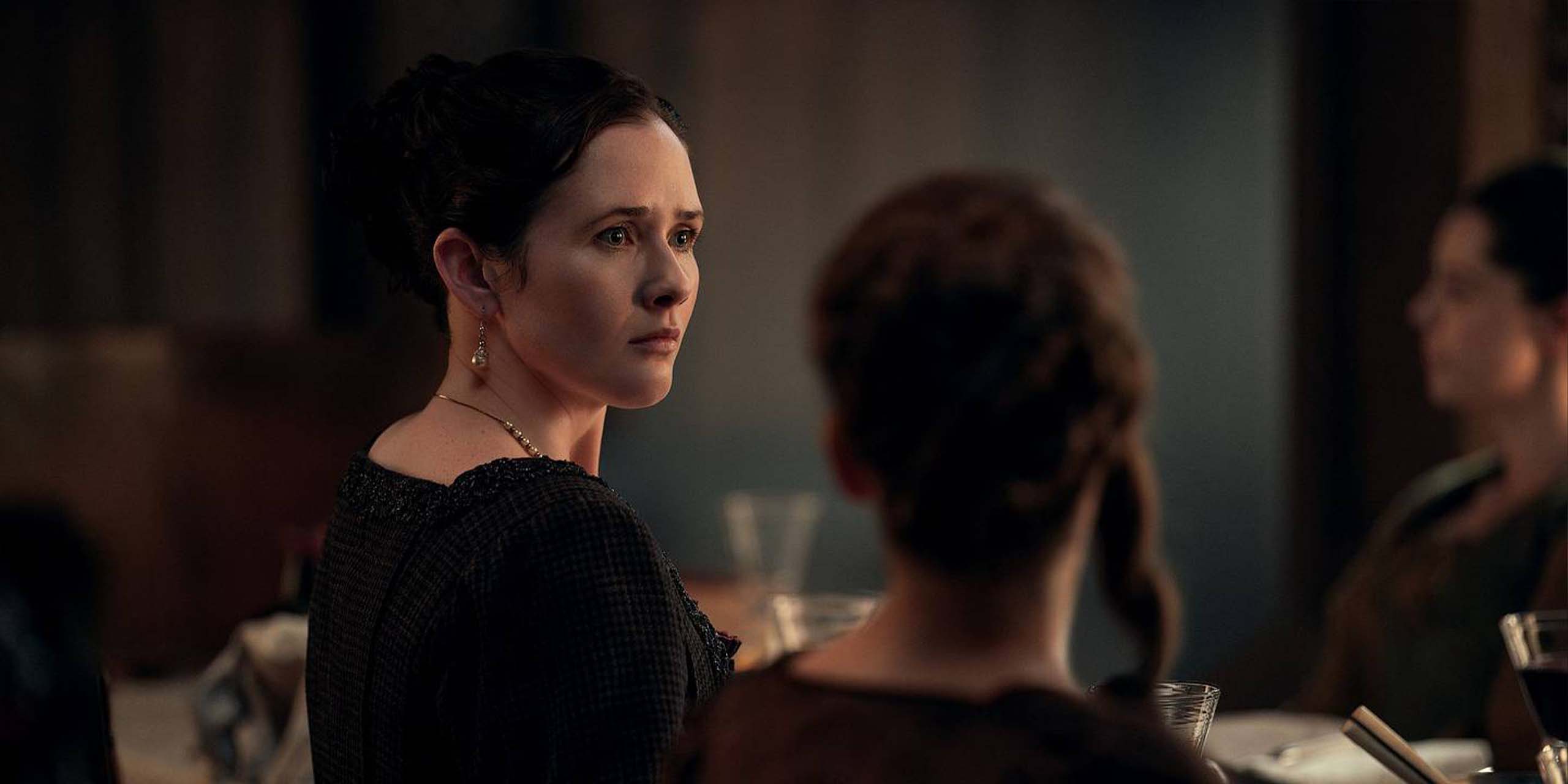 Sadhbh Mailn (Jocasta MacKenzie Cameron), Rebekah Lumsden (Letitia) et Bobby Rainsbury (Maura Grant) dans la saison 2 d'Outlander: Blood of my Blood.