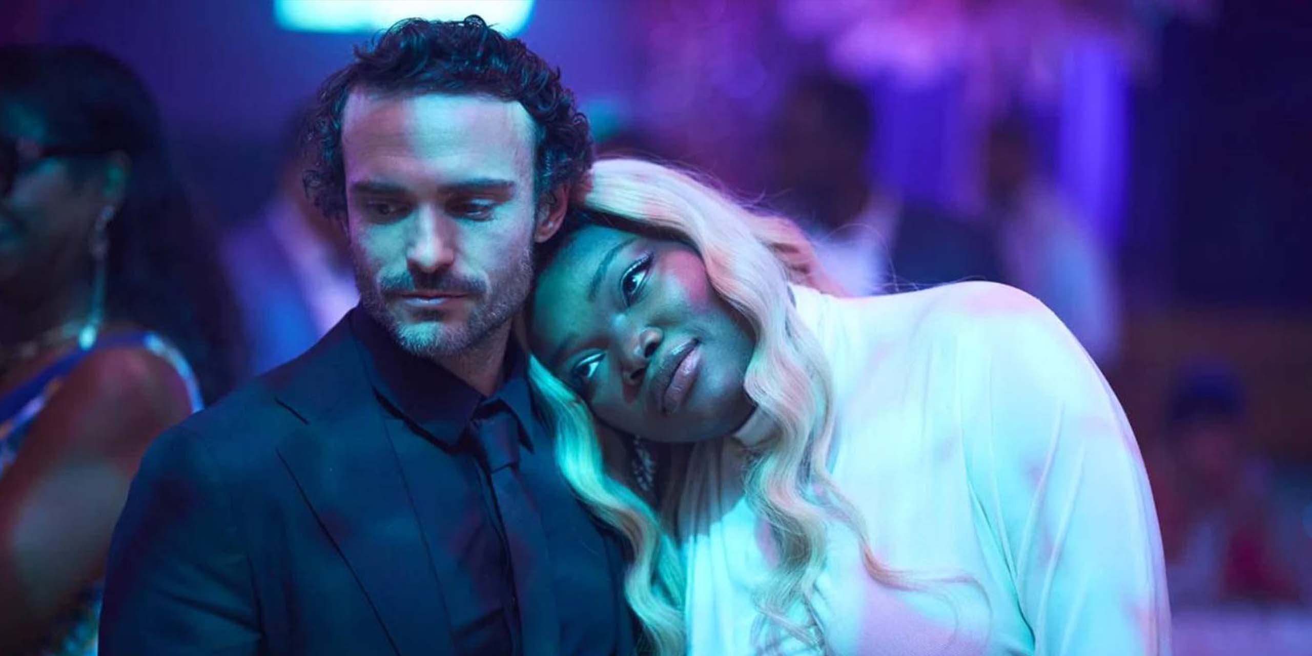 Paolo Da Costa (Jérôme Niel) et Winnie (Guslagie Malanda) à leur mariage dans la série Paolo.