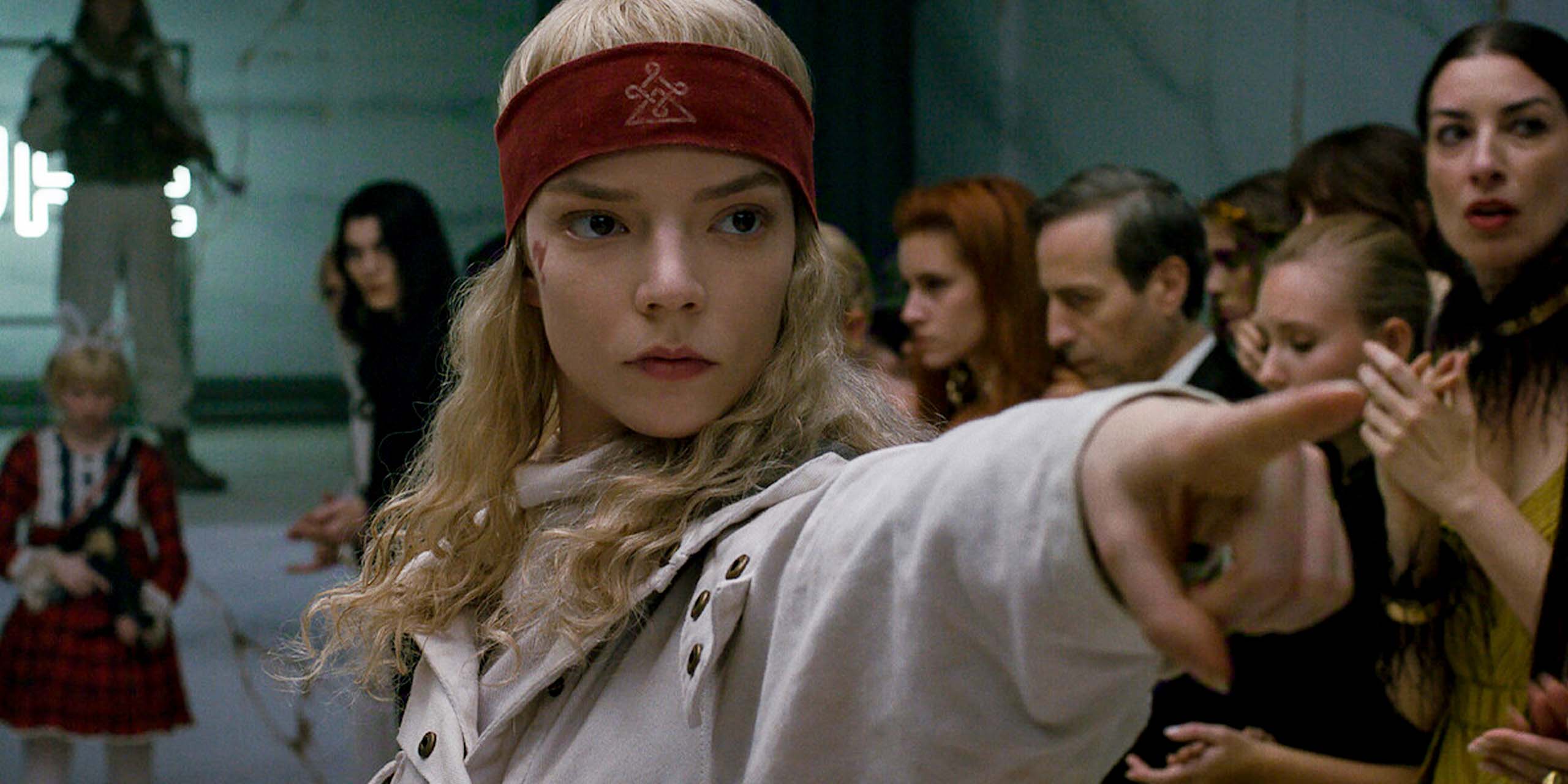 Joan (Anya Taylor-Joy) montrant du doigt dans le film Sacrifice sur Netflix.