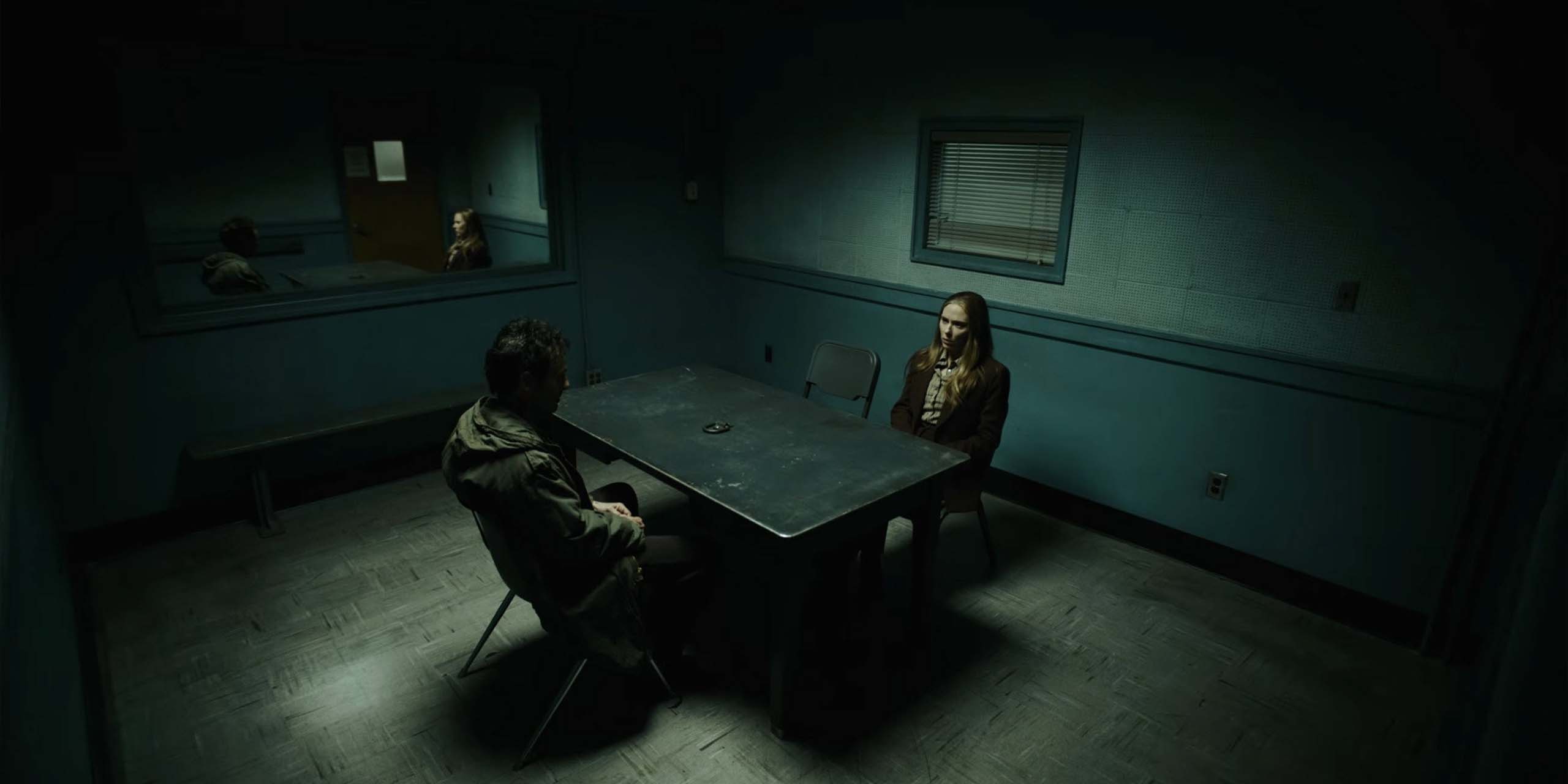 Julie Miller (Scarlett Johansson) dans une une salle d'interrogatoire dans le film L'Exorciste : Martyrs.