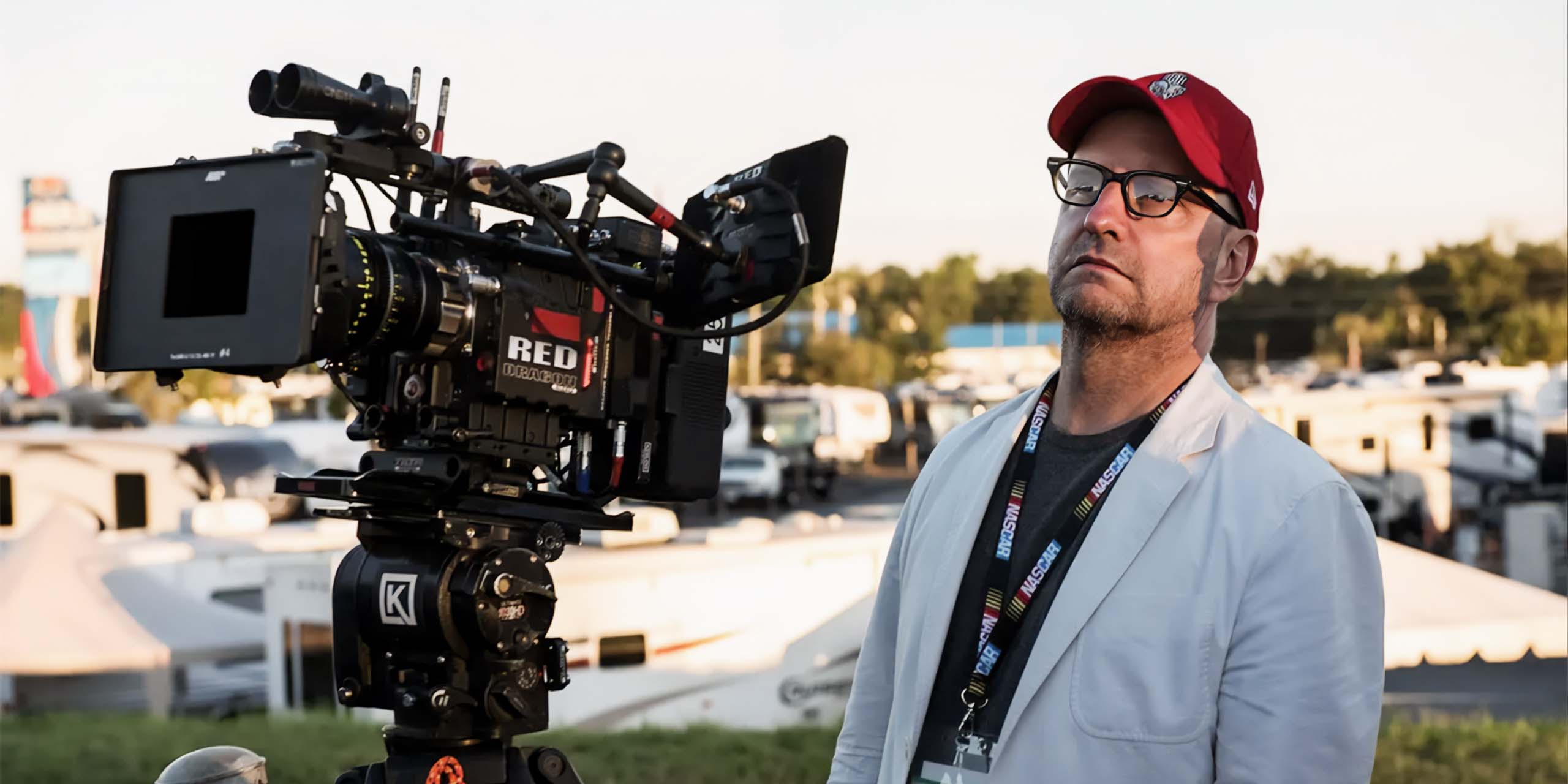 Steven Soderbergh devant la caméra sur un plateau de tournage.
