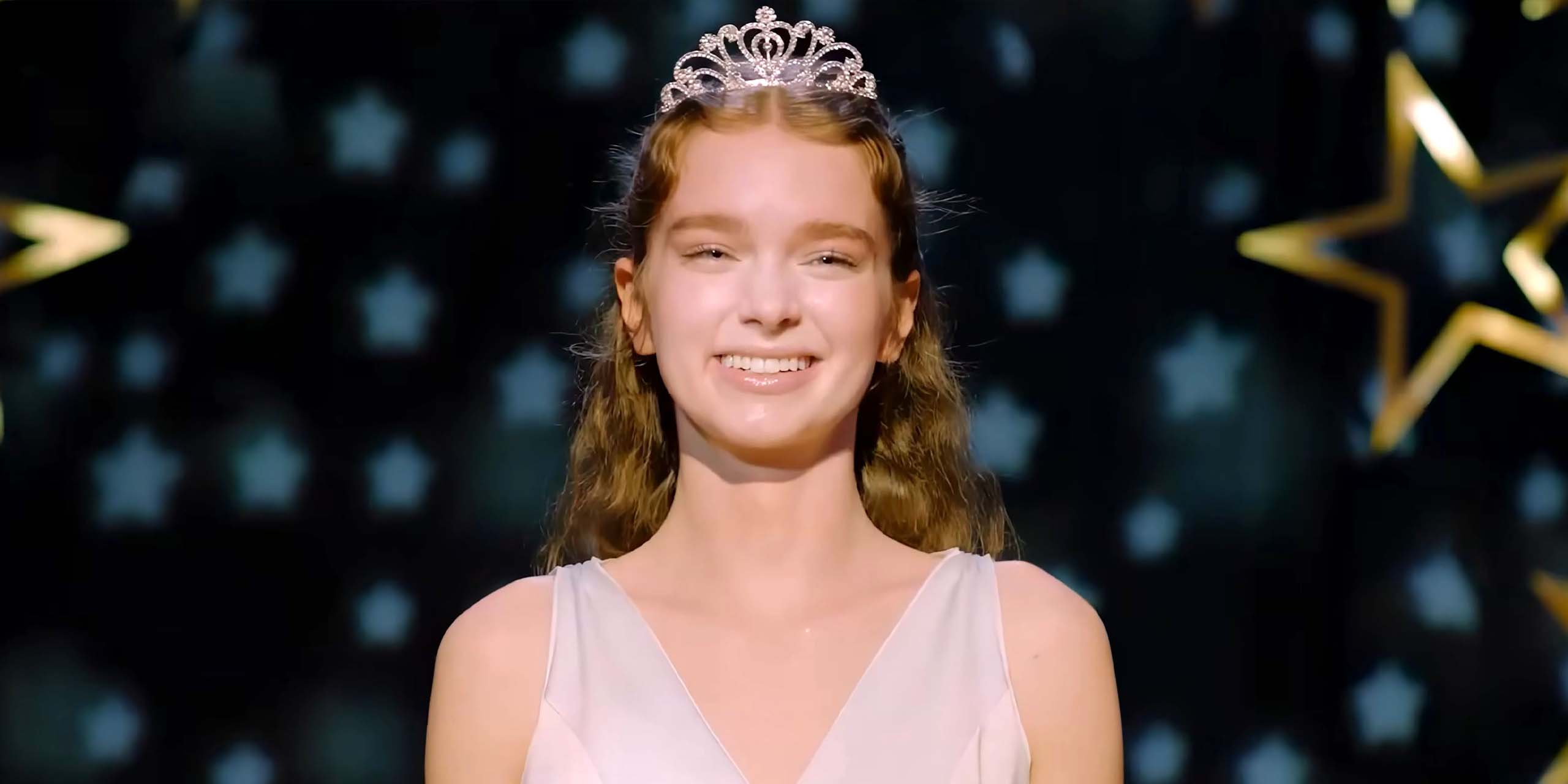 Carrie White (Summer H. Howell) porte la couronne de la reine de la promo dans la série Carrie de Mike Flanagan sur Prime Video.