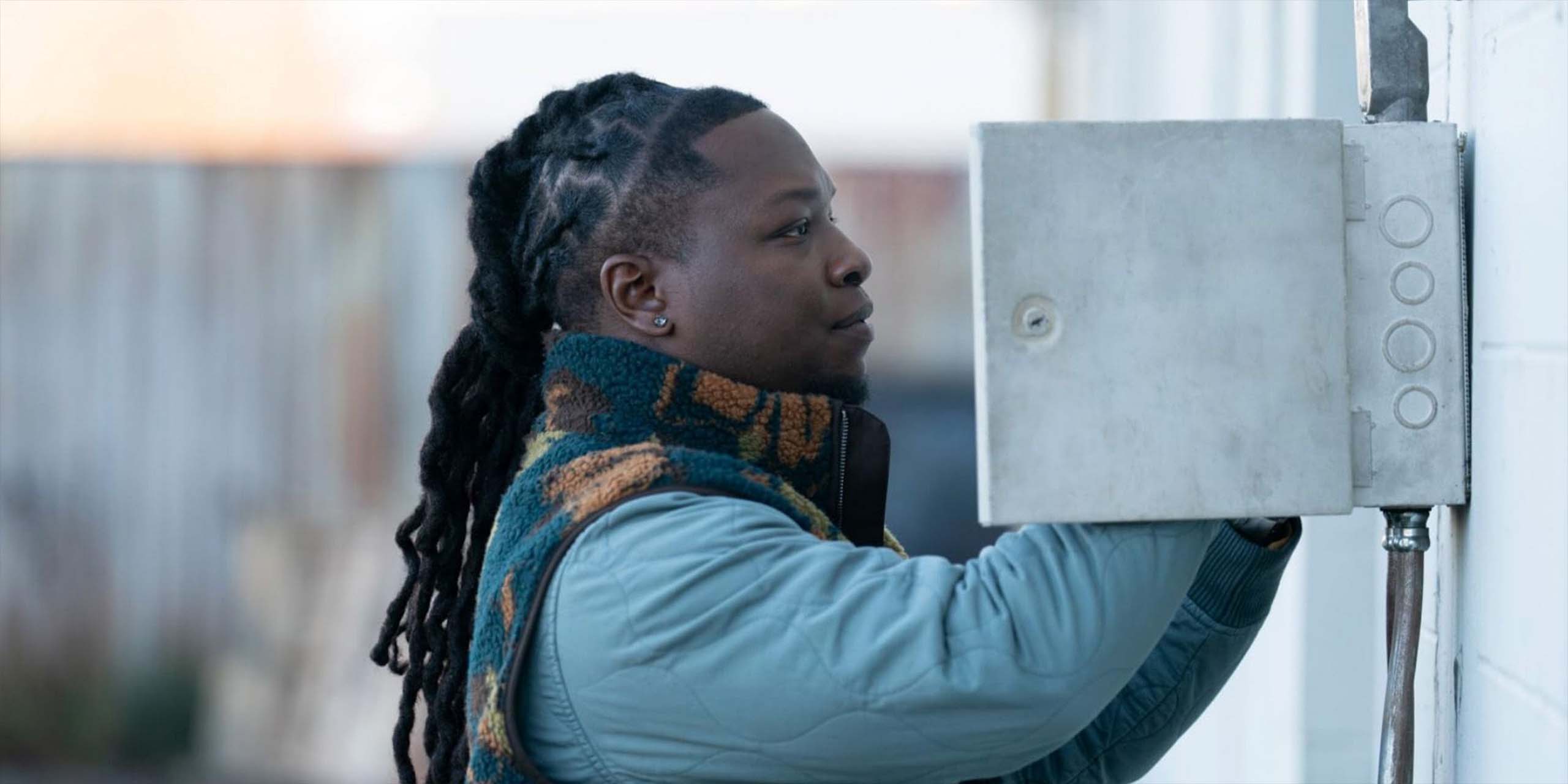 Chris Lee dans le rôle de Randy dans la série Tracker.