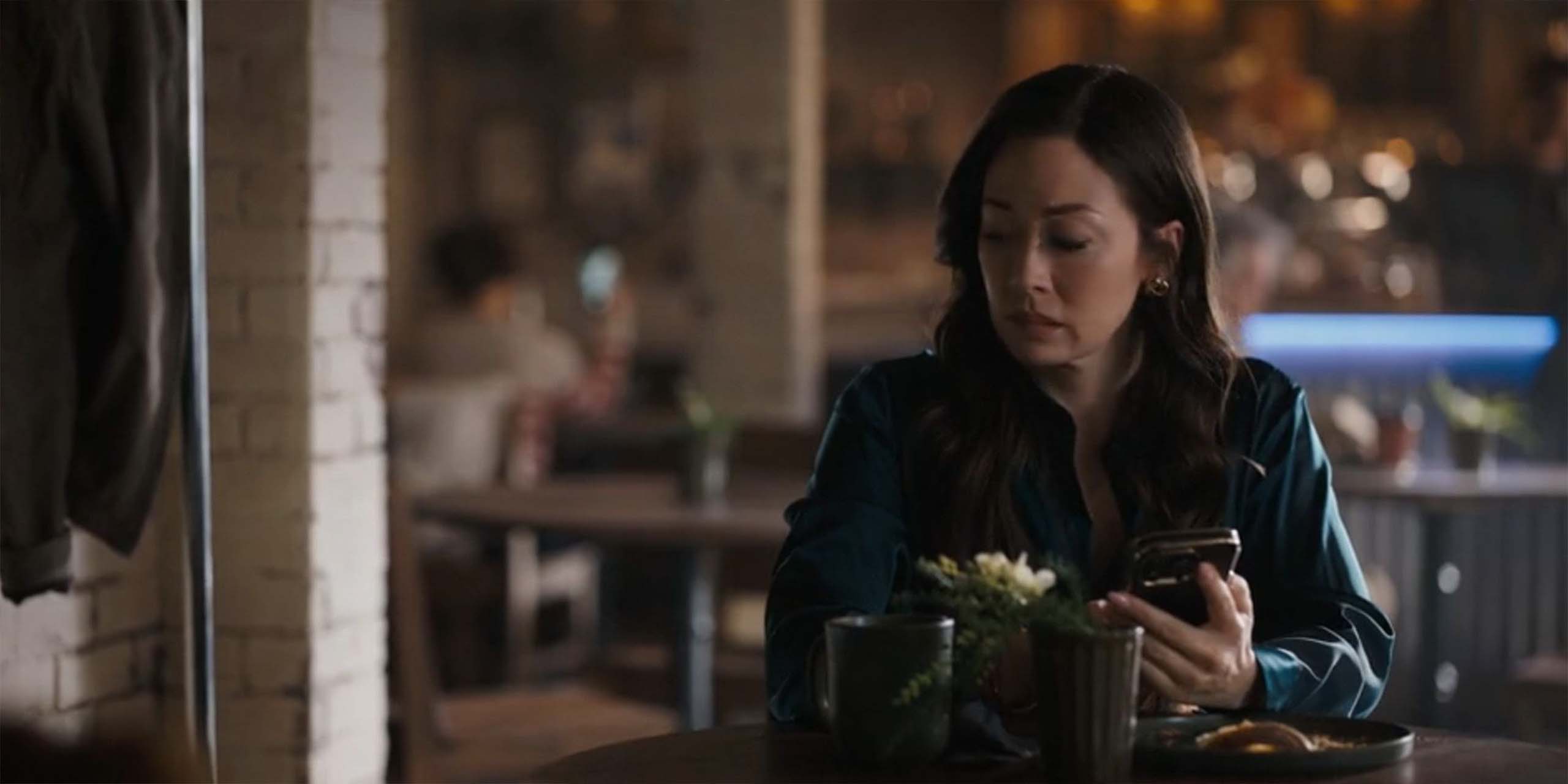 Reenie Greene (Fiona Rene) est traquée dans un café dans de la série Tracker.