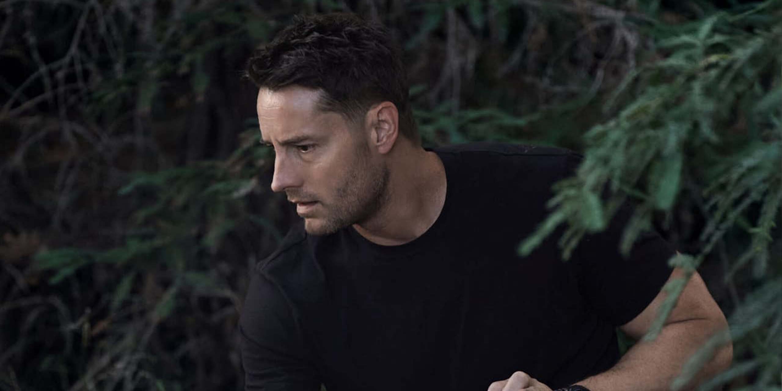 Colter Shaw (Justin Hartley) tenant son arme, dans la saison 4 de Tracker.
