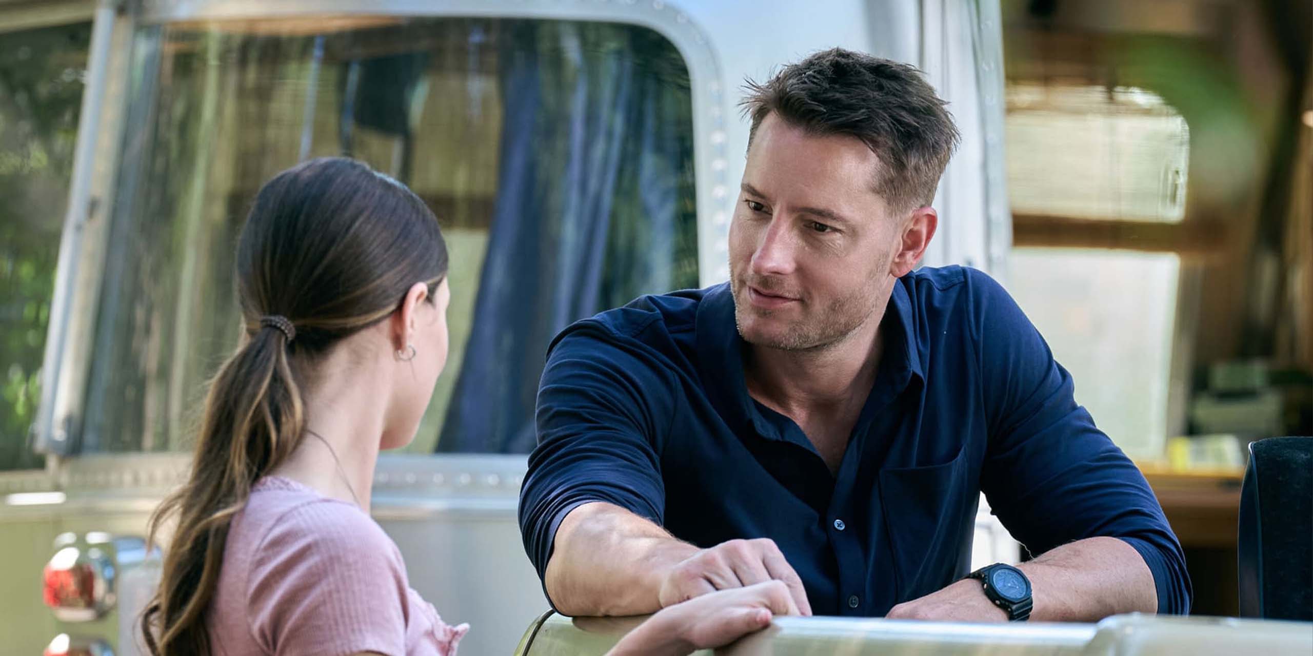 Colter Shaw (Justin Hartley) parle à Jenna Nova (Gillian Bolt) dans la saison 4 de Tracker.