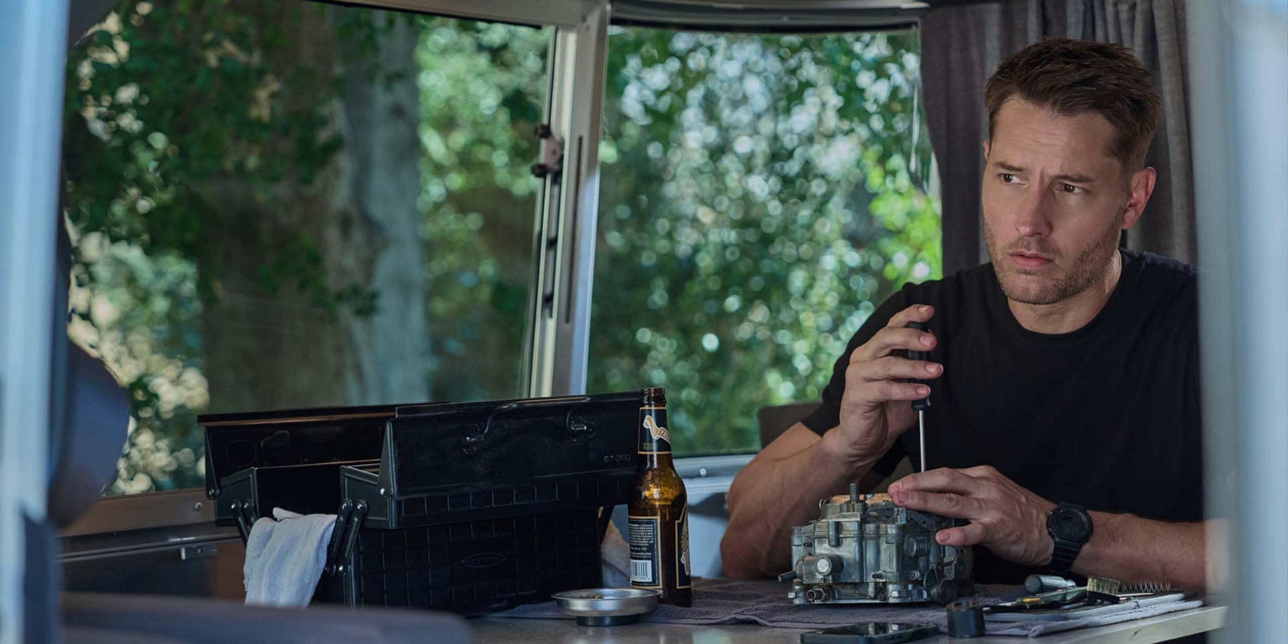 Colter Shaw (Justin Hartley) réparant un moteur dans la saison 4 de Tracker.