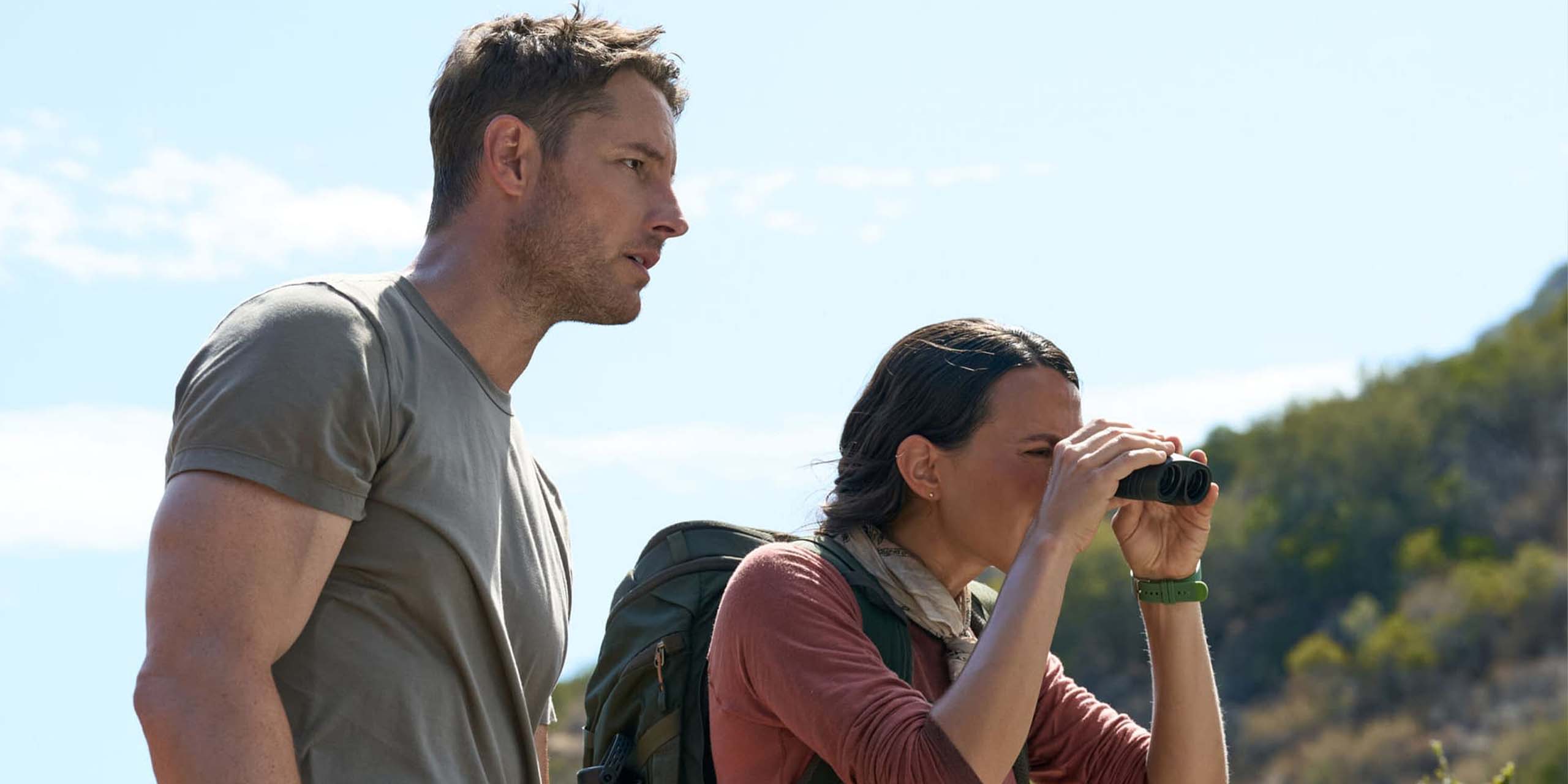 Becca (Erica Hernandez ) observe avec les jumelles, accompagnée de Colter Shaw (Justin Hartley) dans la saison 4 de Tracker.