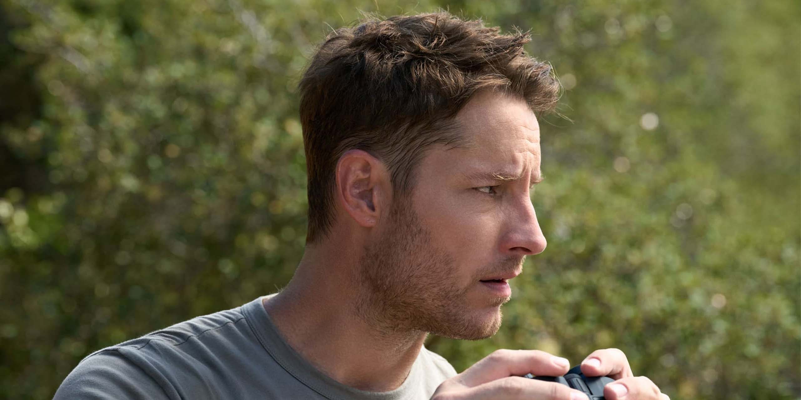 Colter Shaw (Justin Hartley) tenant des jumelles dans la saison 4 de Tracker.