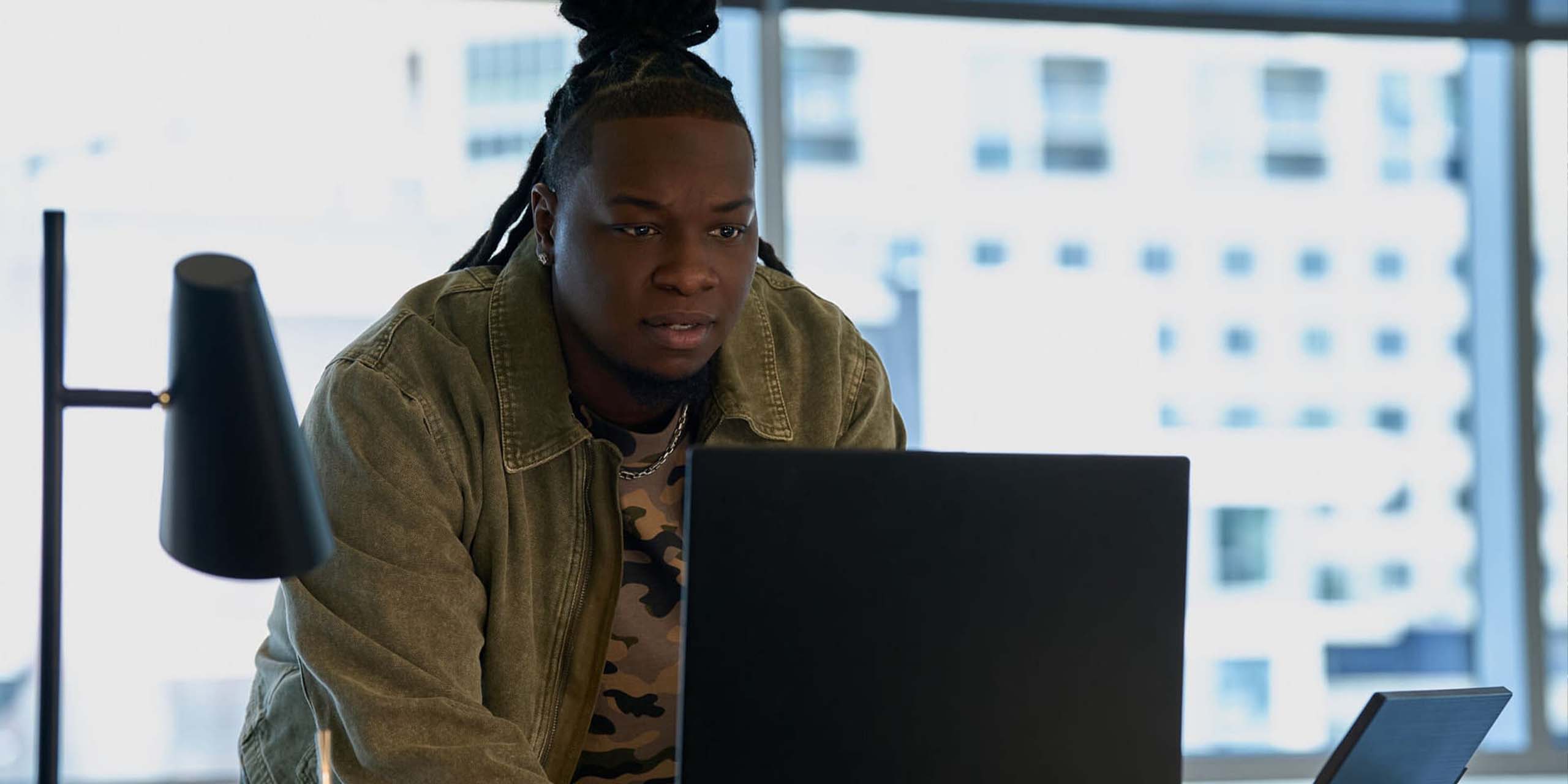 Randy (Chris De'Sean Lee) devant son ordinateur dans la saison 4 de Tracker.