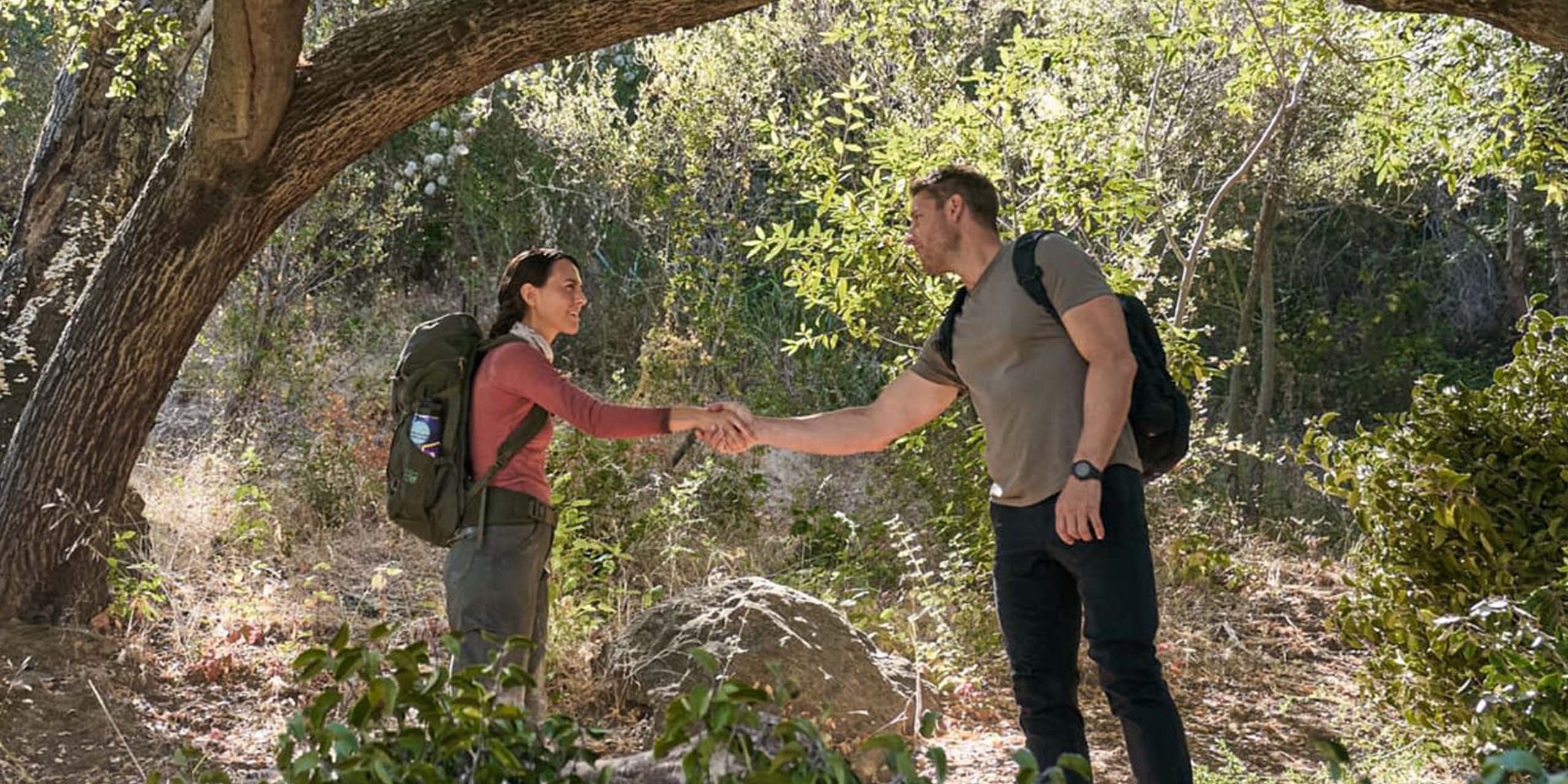 Becca (Erica Hernandez ) et Colter Shaw (Justin Hartley) se serrent la main dans la saison 4 de Tracker.