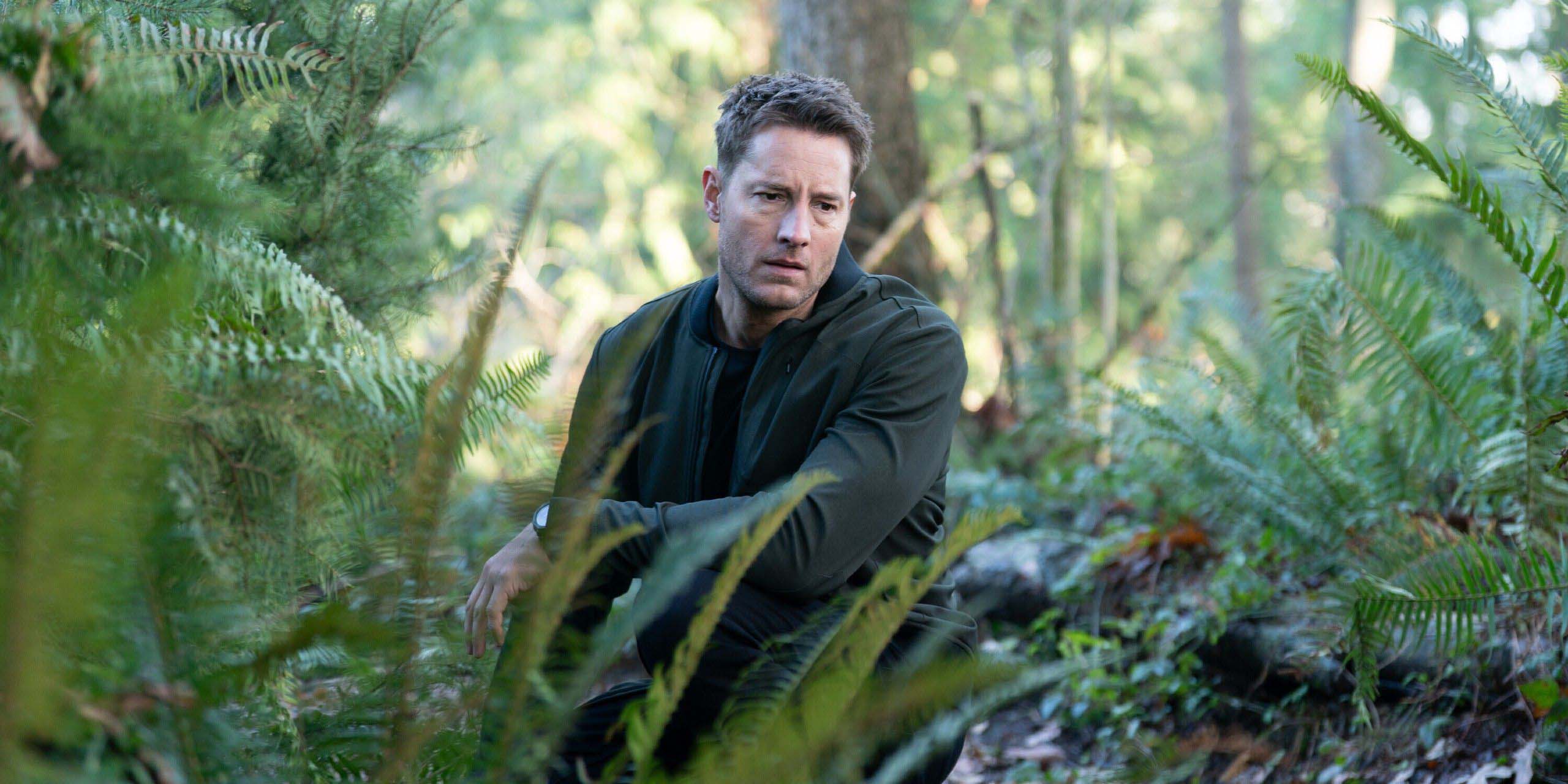 Colter Shaw (Justin Hartley) dans la forêt dans la série Tracker.