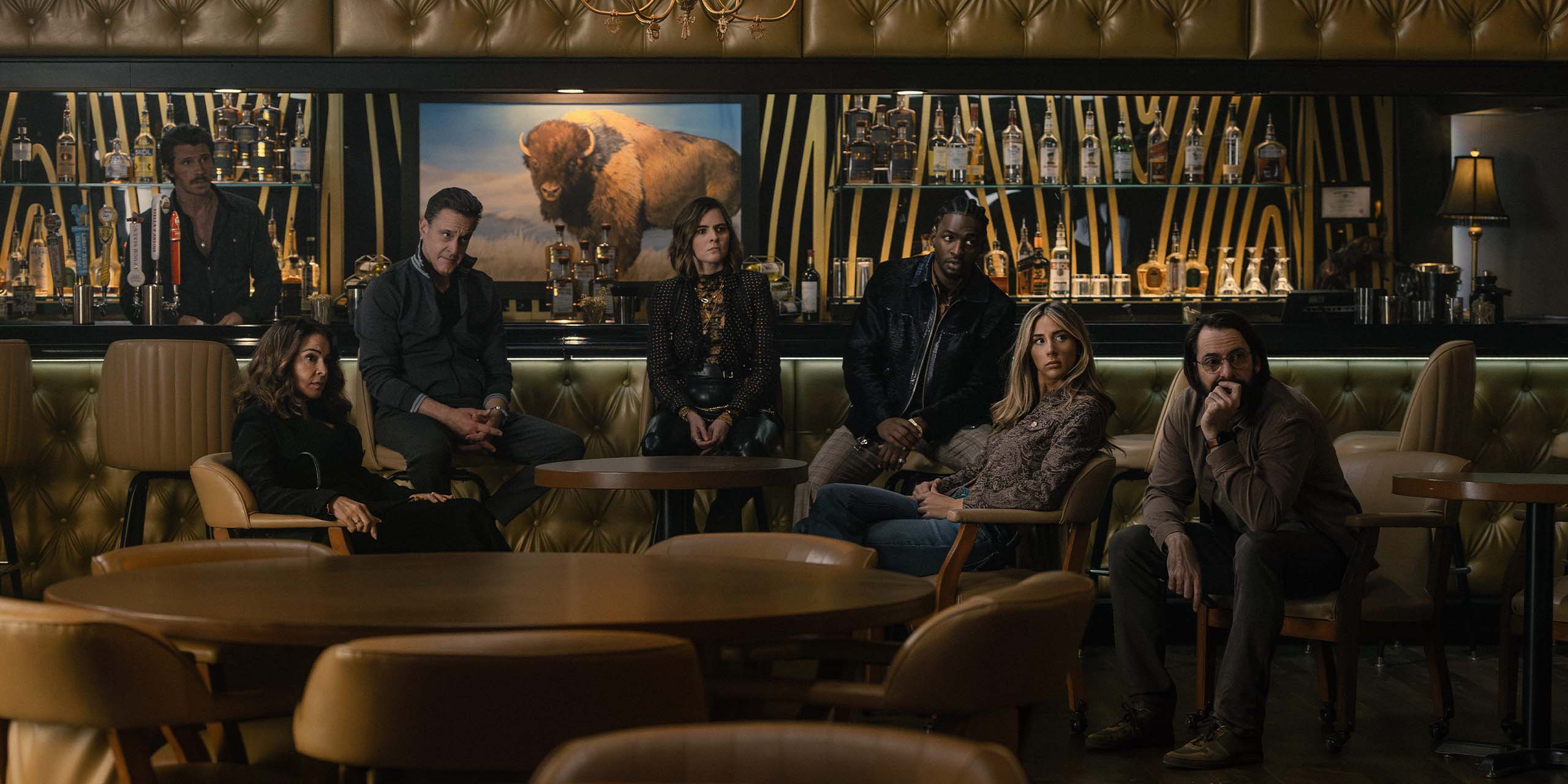 Garrett Hedlund (Mitch), Annabella Sciorra (Joanne), Chris Caldovino (Goodie), McKenna Quigley Harrington (Grace), Jay Will (Tyson), Scarlett Stallone (Spencer) et Martin Starr (Bodhi) dans Tulsa King.
