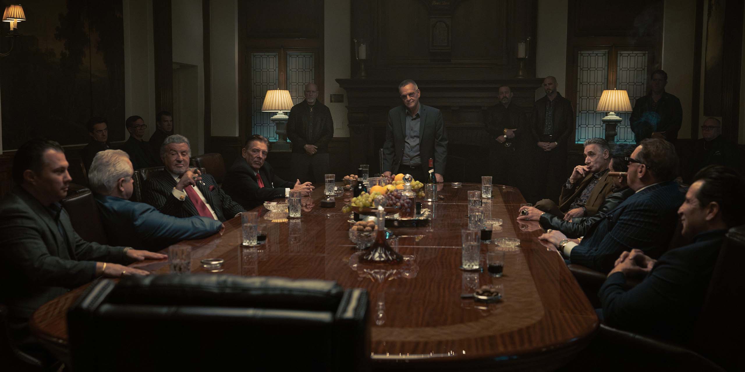 Vincent Piazza (Vince), Sylvester Stallone (Dwight Manfredi) et James Russo (Quiet Ray) dans Tulsa King, saison 4.