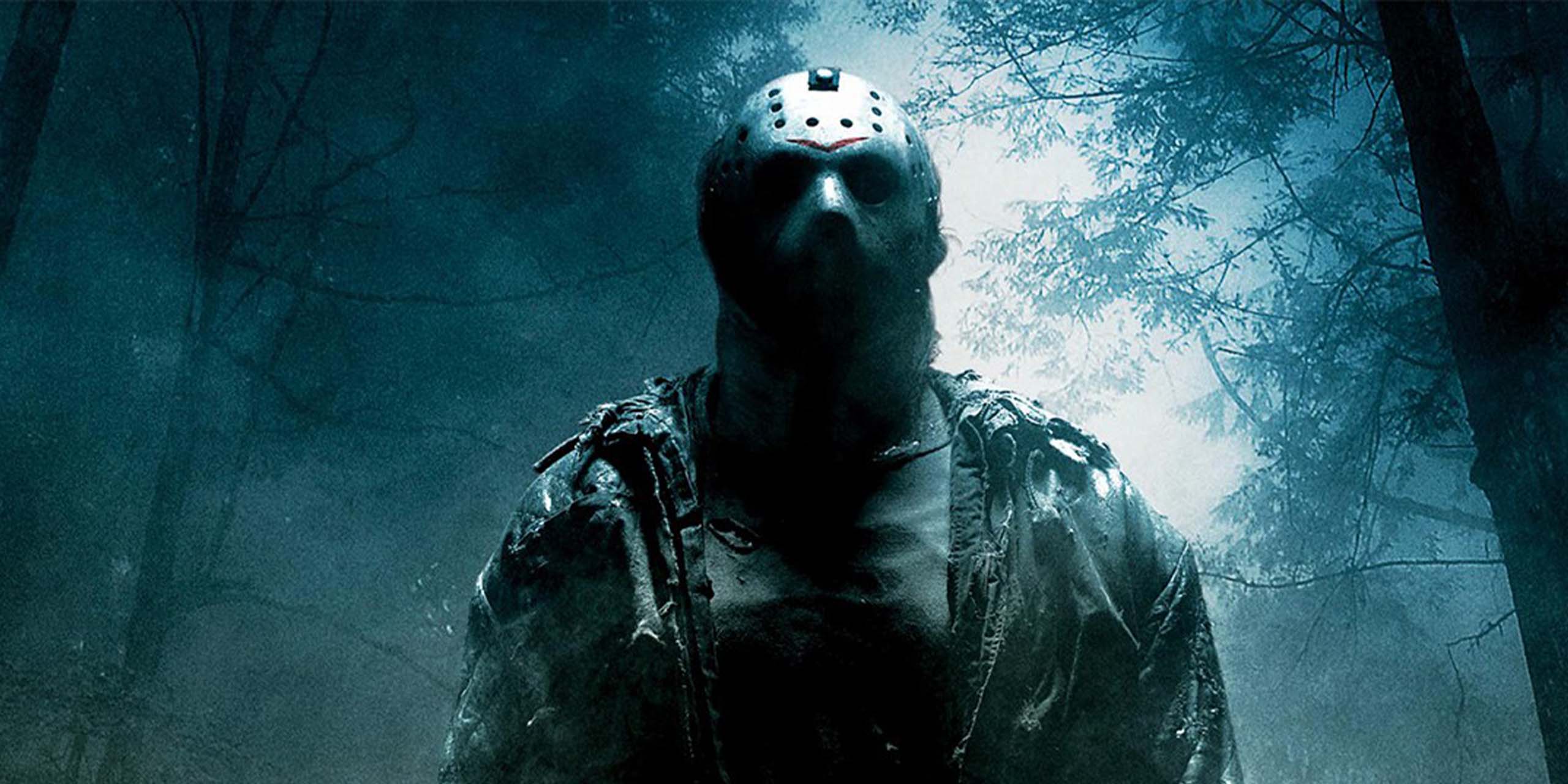 Jason et son fameux casque de hockey dans l'obscurité sur une affiche du film Vendredi 13.