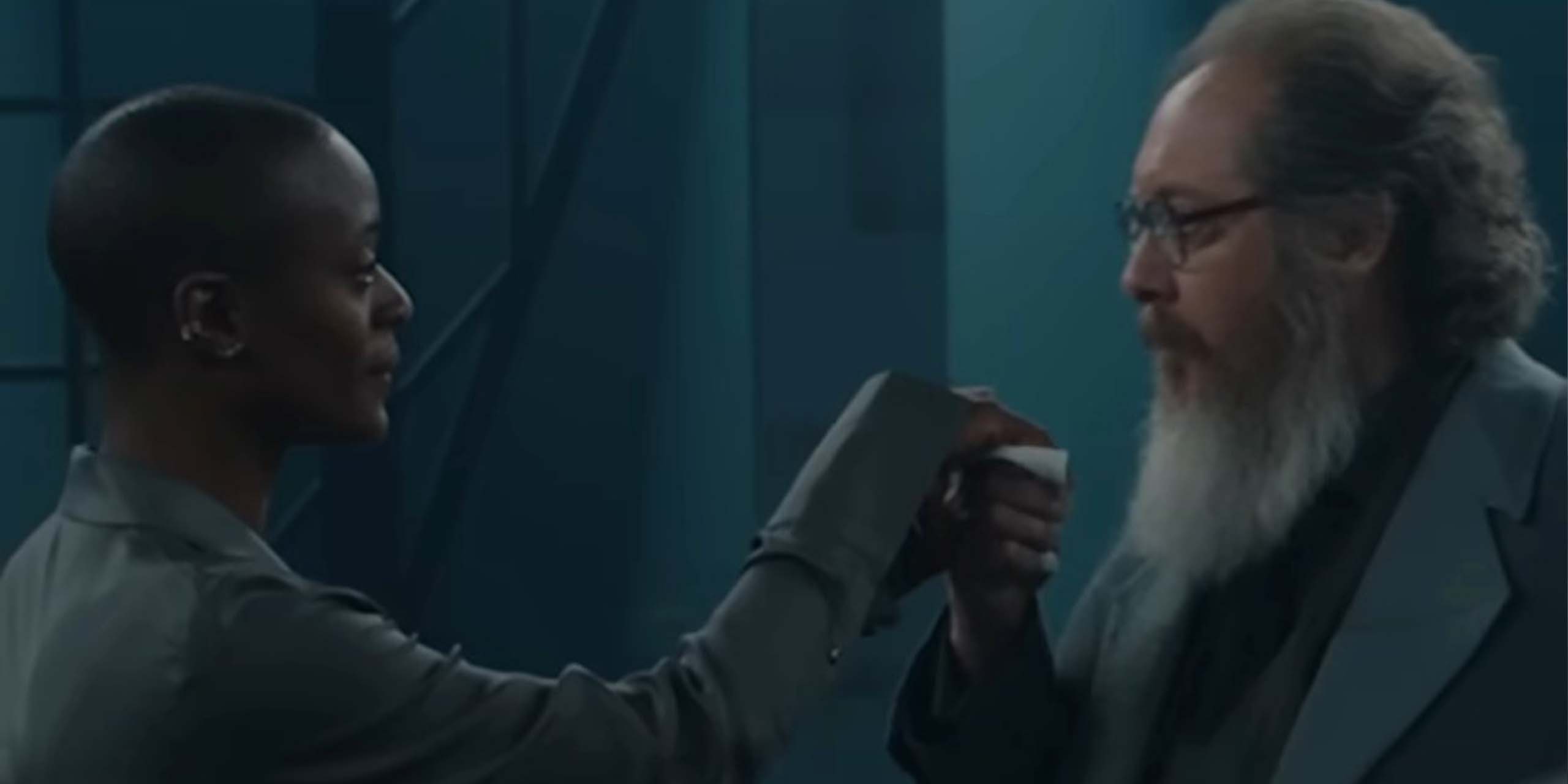 Ultron (James Spader) embrasse la main de Jocasta (T'Nia Miller) dans VisionQuest.