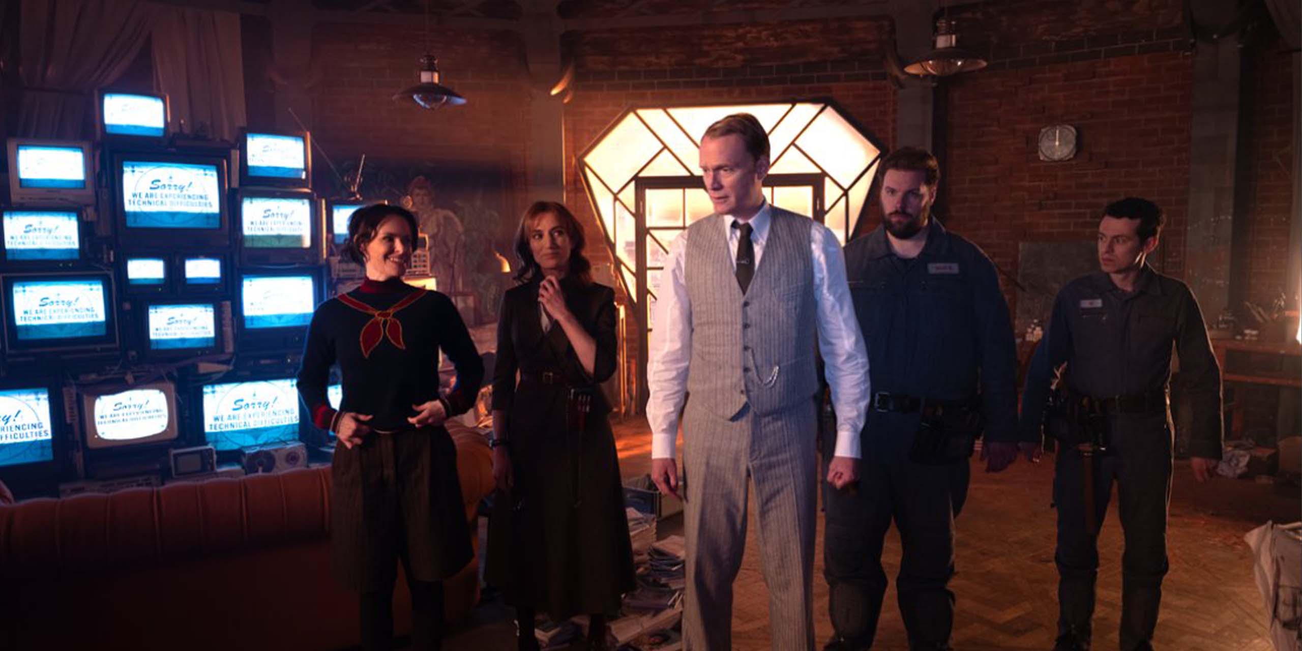 Vision (Paul Bettany), EDITH (Emily Hempshire) , FRIDAY (Orla Brady), Lambda (Jonathan Sayer), et Beta (Henry Lewis) dans VisionQuest.