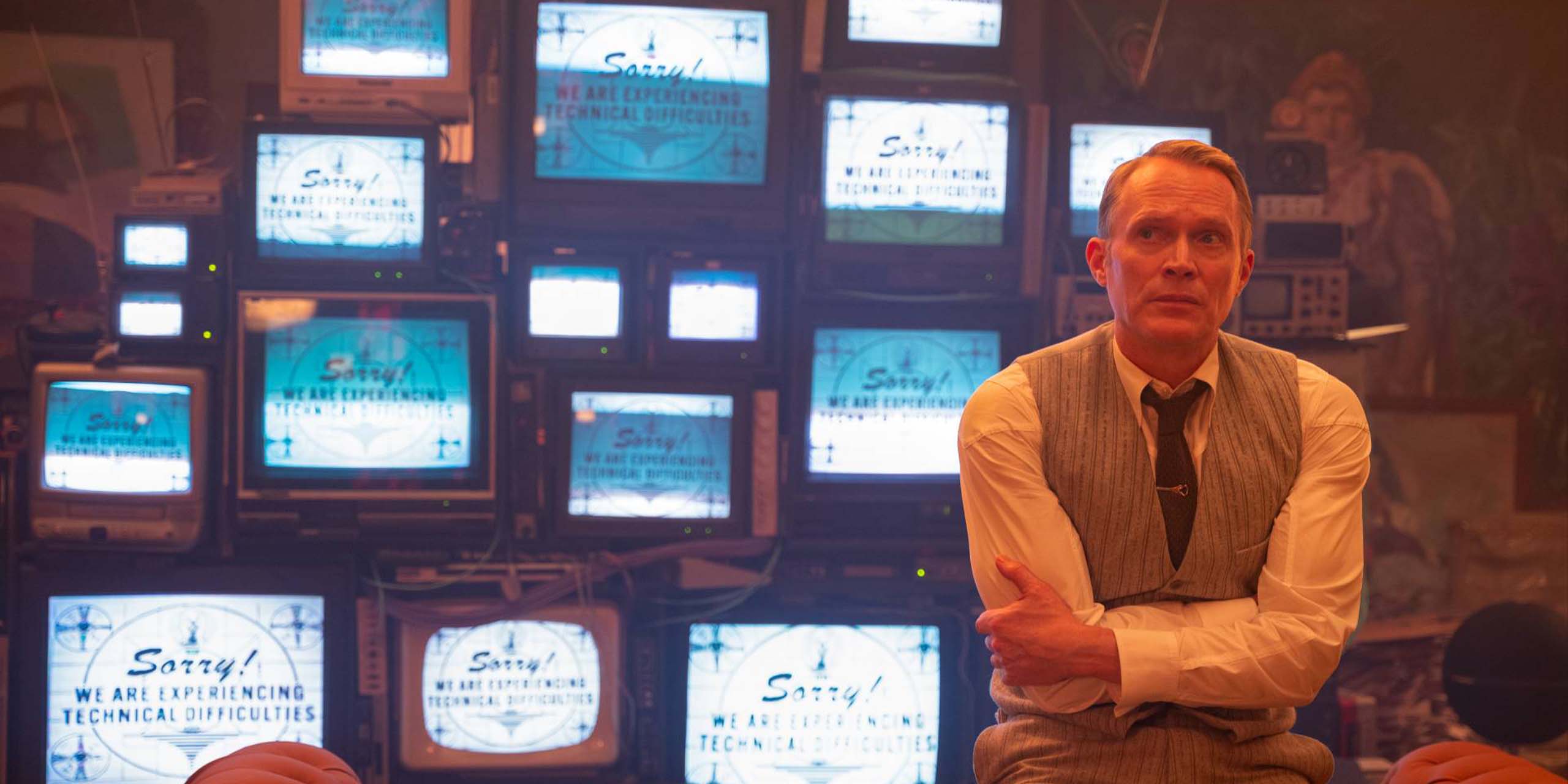 Vision (Paul Bettany) assis près de nombreux écrans de télévision dans VisionQuest.