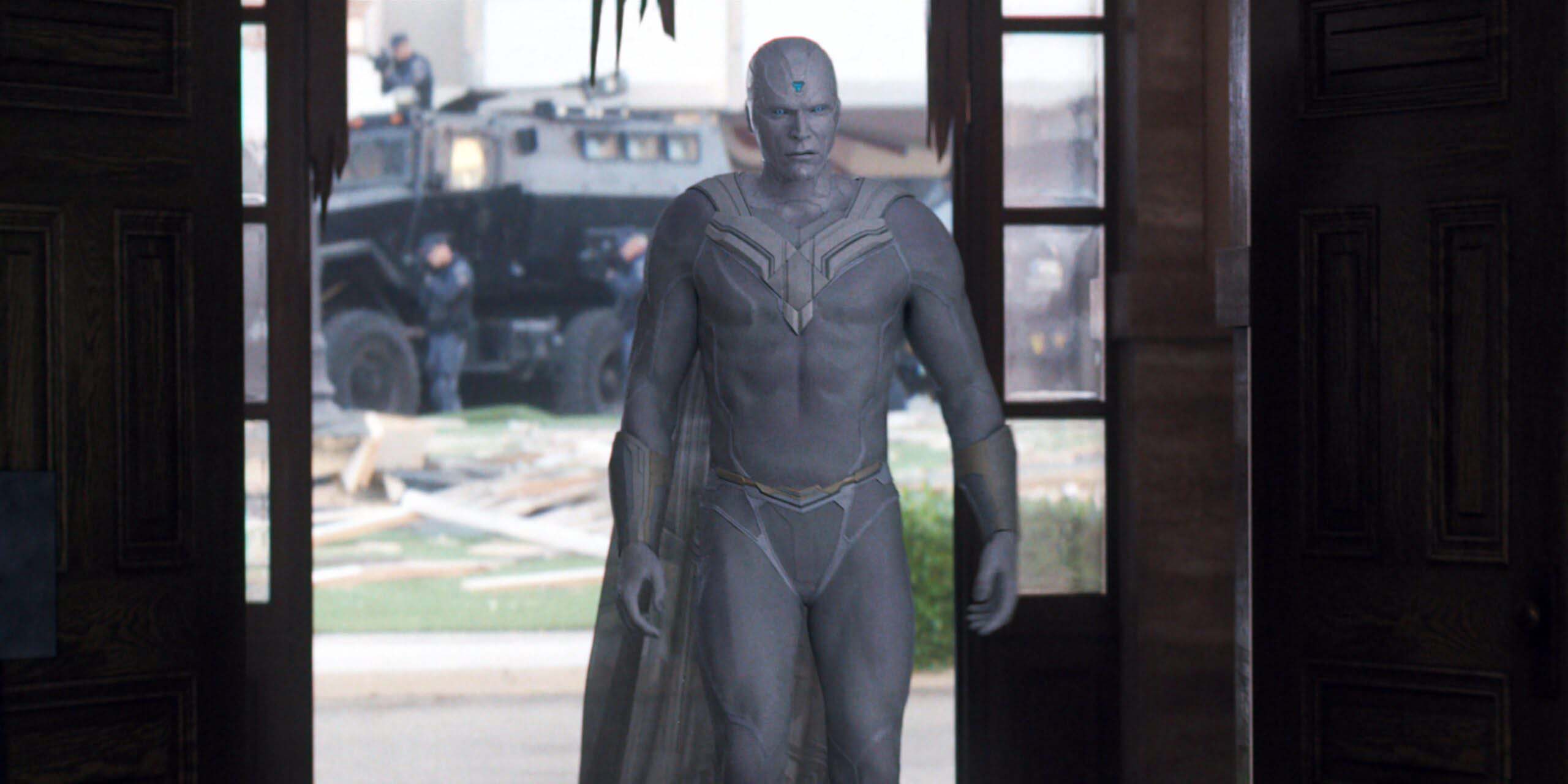 Vision Blanc (Paul Bettany) à l'entrée de l'établissement psychiatrique de Saint Mabyn's, face à des hommes armés, dans l'épisode 2 de VisionQuest.