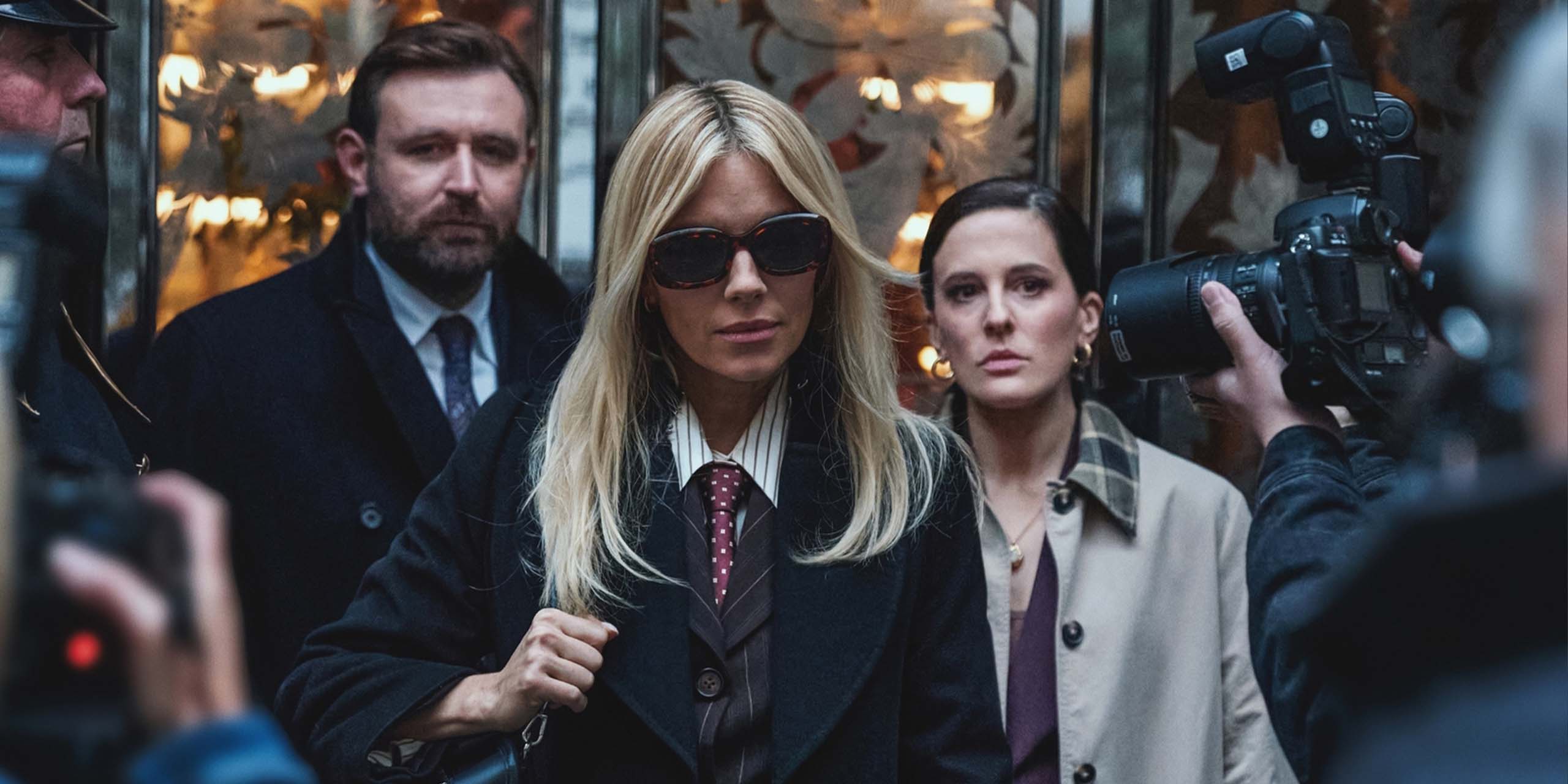 Carla Duval (Sienna Miller) face aux journalistes dans la saison 1 de War.