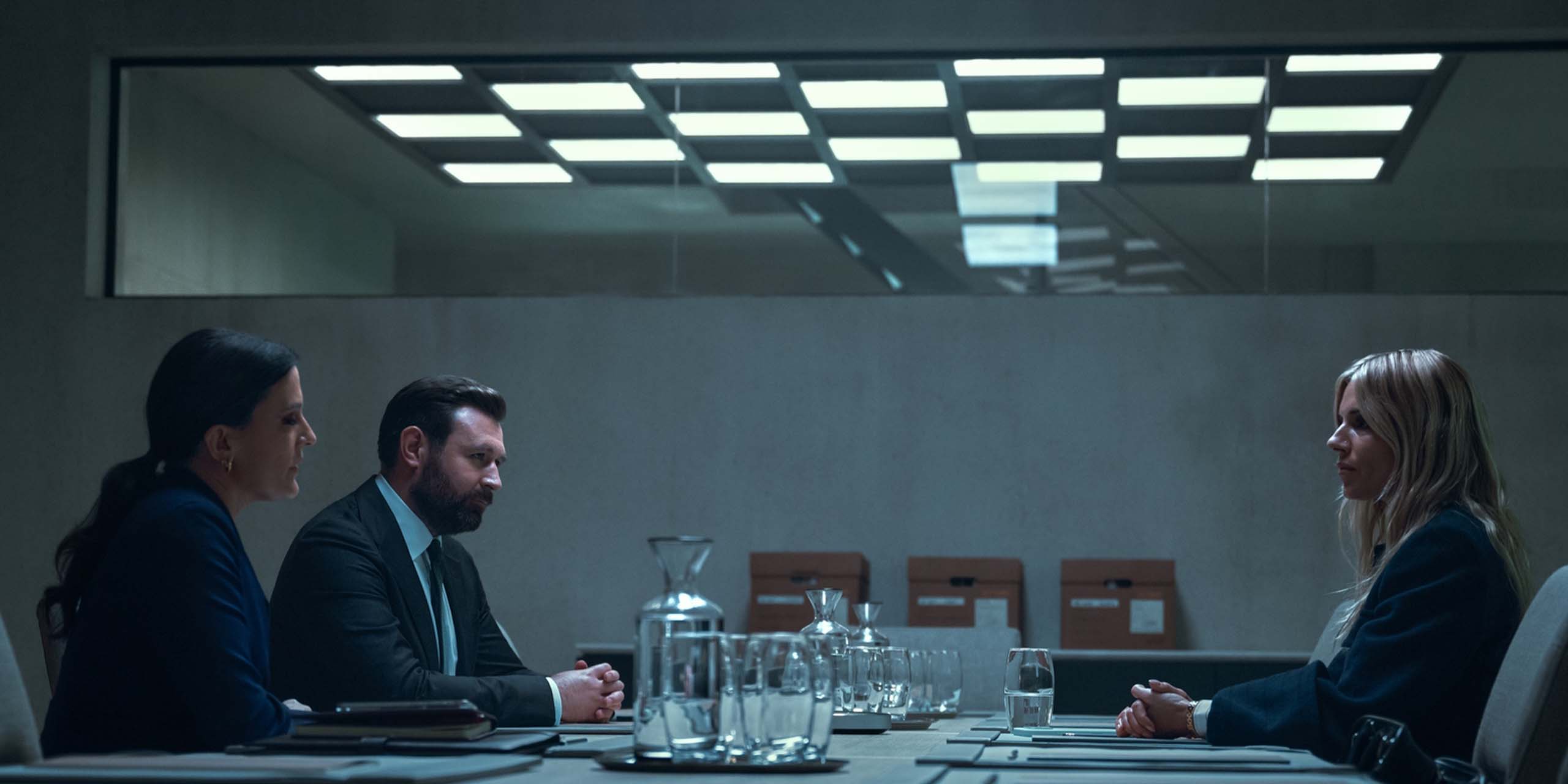 Carla Duval (Sienna Miller) en pleine négociations dans la saison 1 de War.